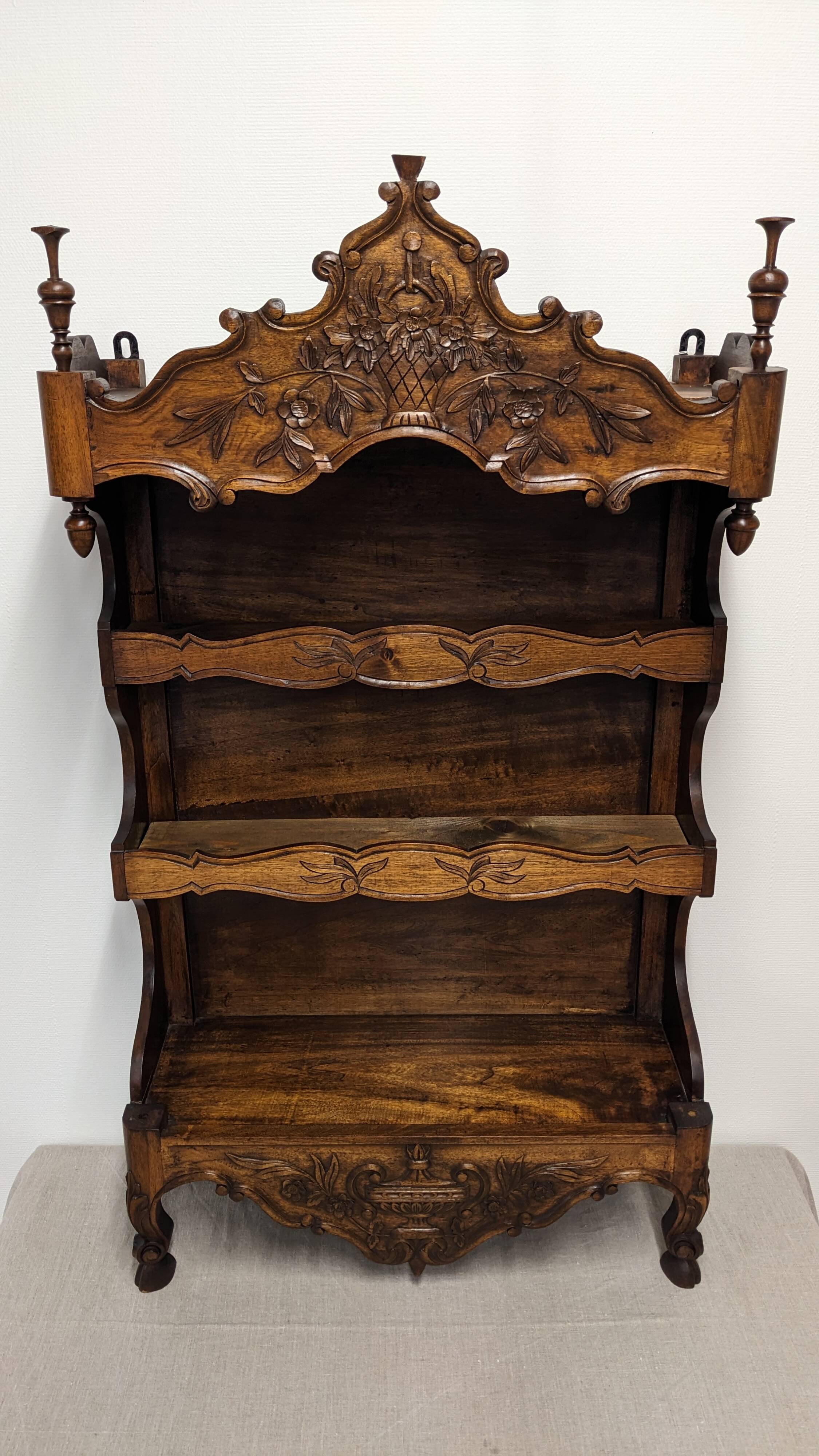 Etagère estagnier provençal de style Louis XV en noyer, France fin XIXème