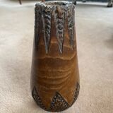 Vase en bois sculpté