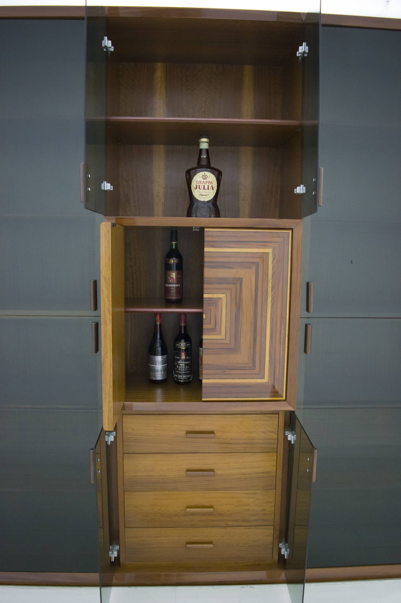 Rare meuble de bar italien marqueté "Paganini", signé Luciano Frigerio, années 1975