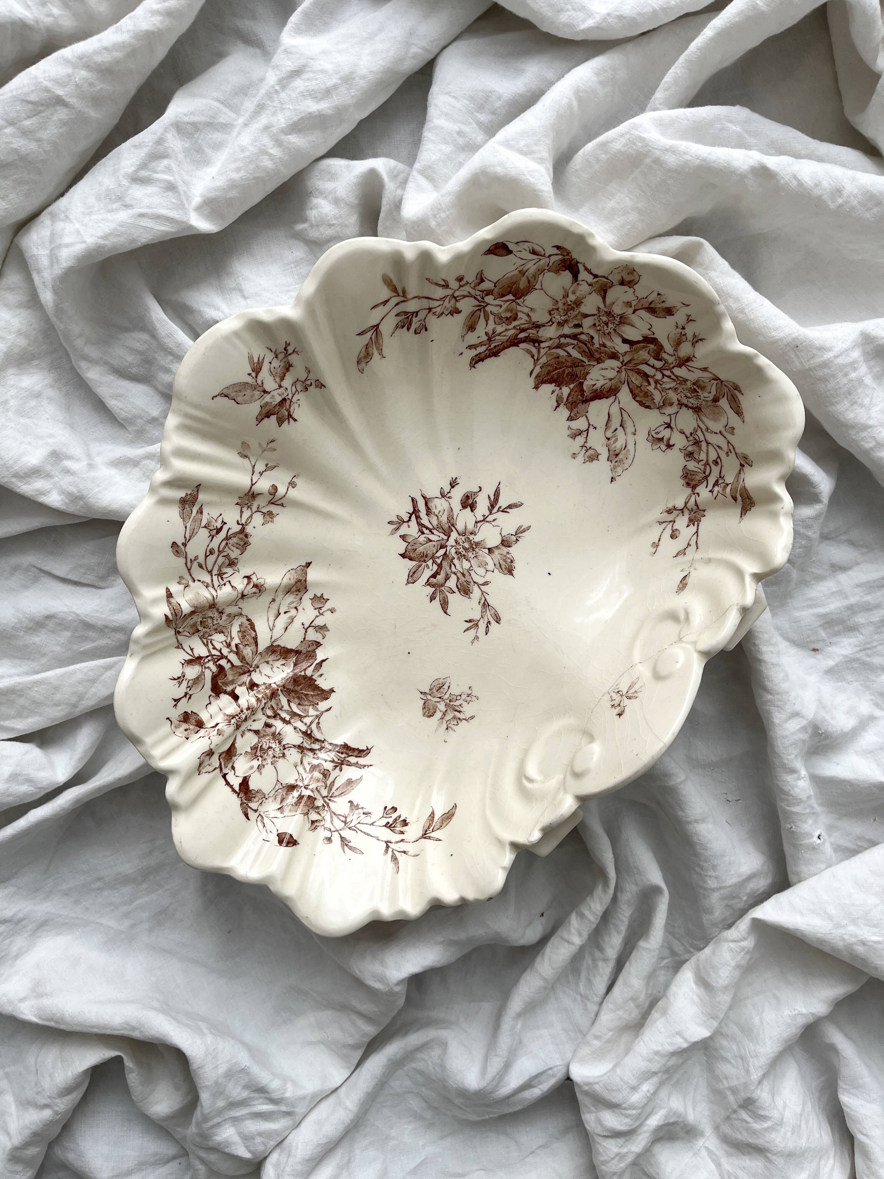 Antique wall fountain in ironstone, "Spring" Gien earthenware, late 19th century