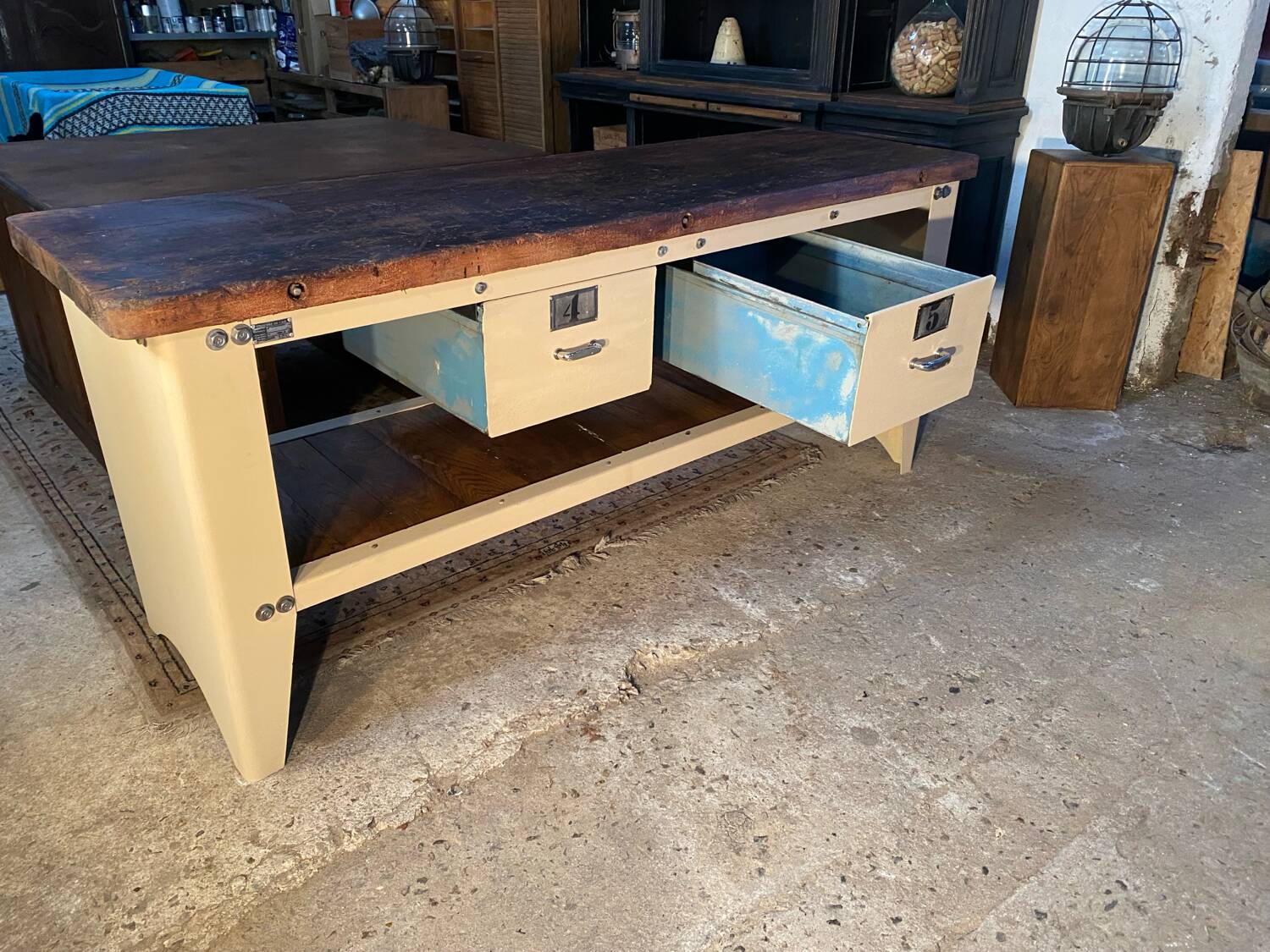 Industrial establishment Air Force Central island workbench