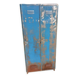 Armoire vestiaire métallique industrielle vintage dim:Ht 192 cm Lg90 Pf bon état d usage livraison possible ds un rayon  de 30 km