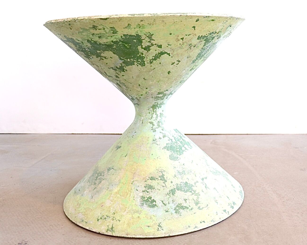 Pair of Eternit planters Diabolo design Anton Bee assisté de Guhl, Eternit