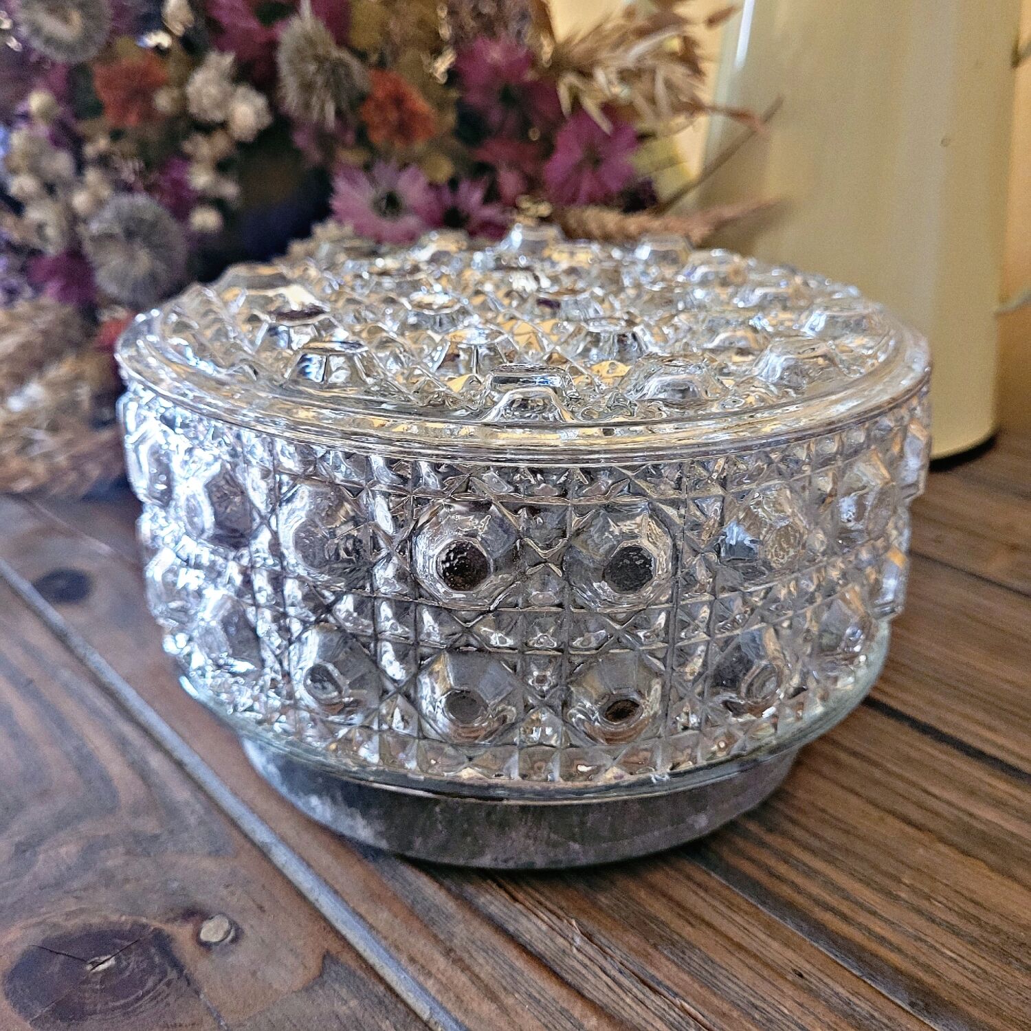 Wall lamp in molded glass