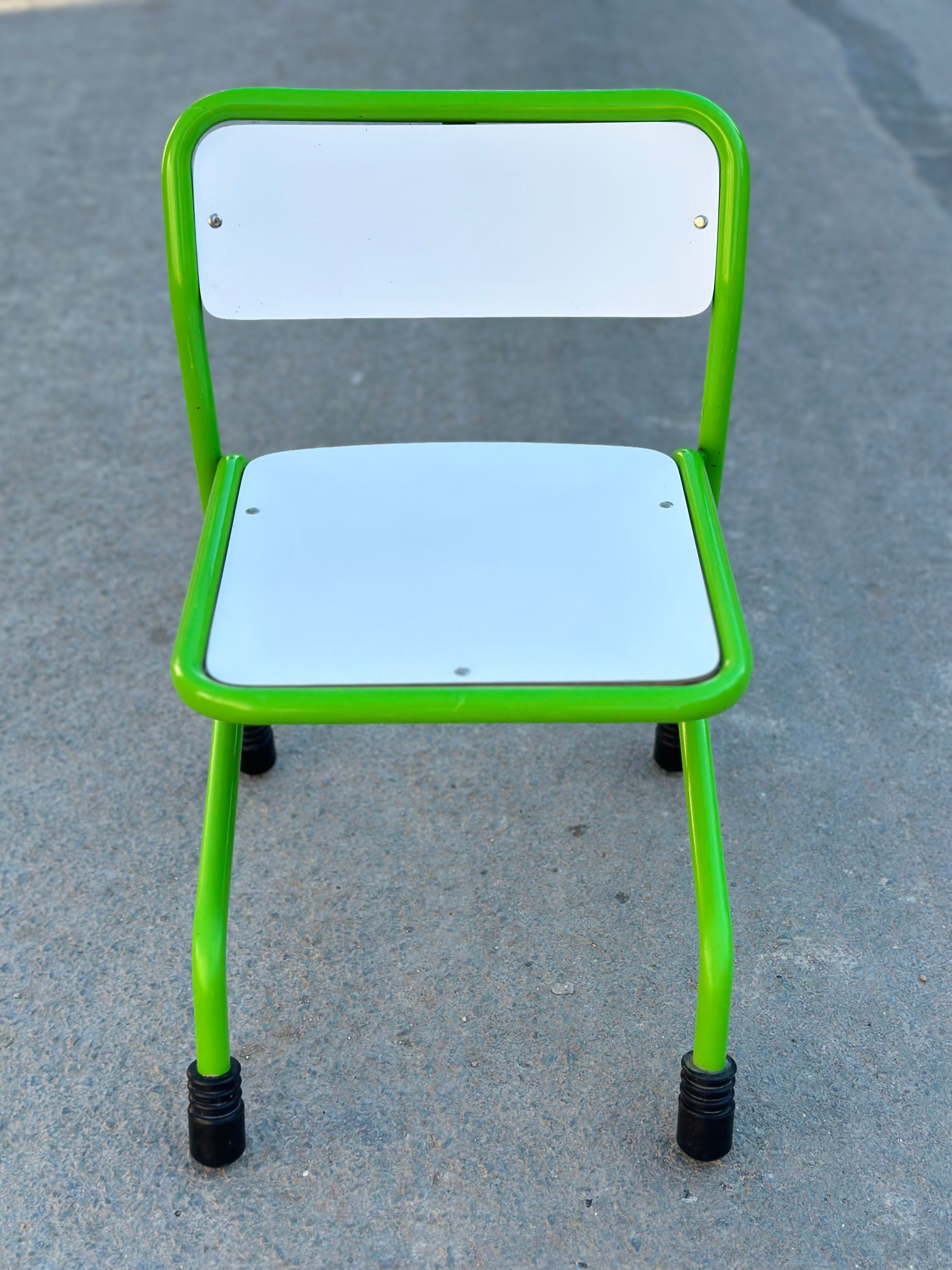 Green tubular children's chair 60 years;