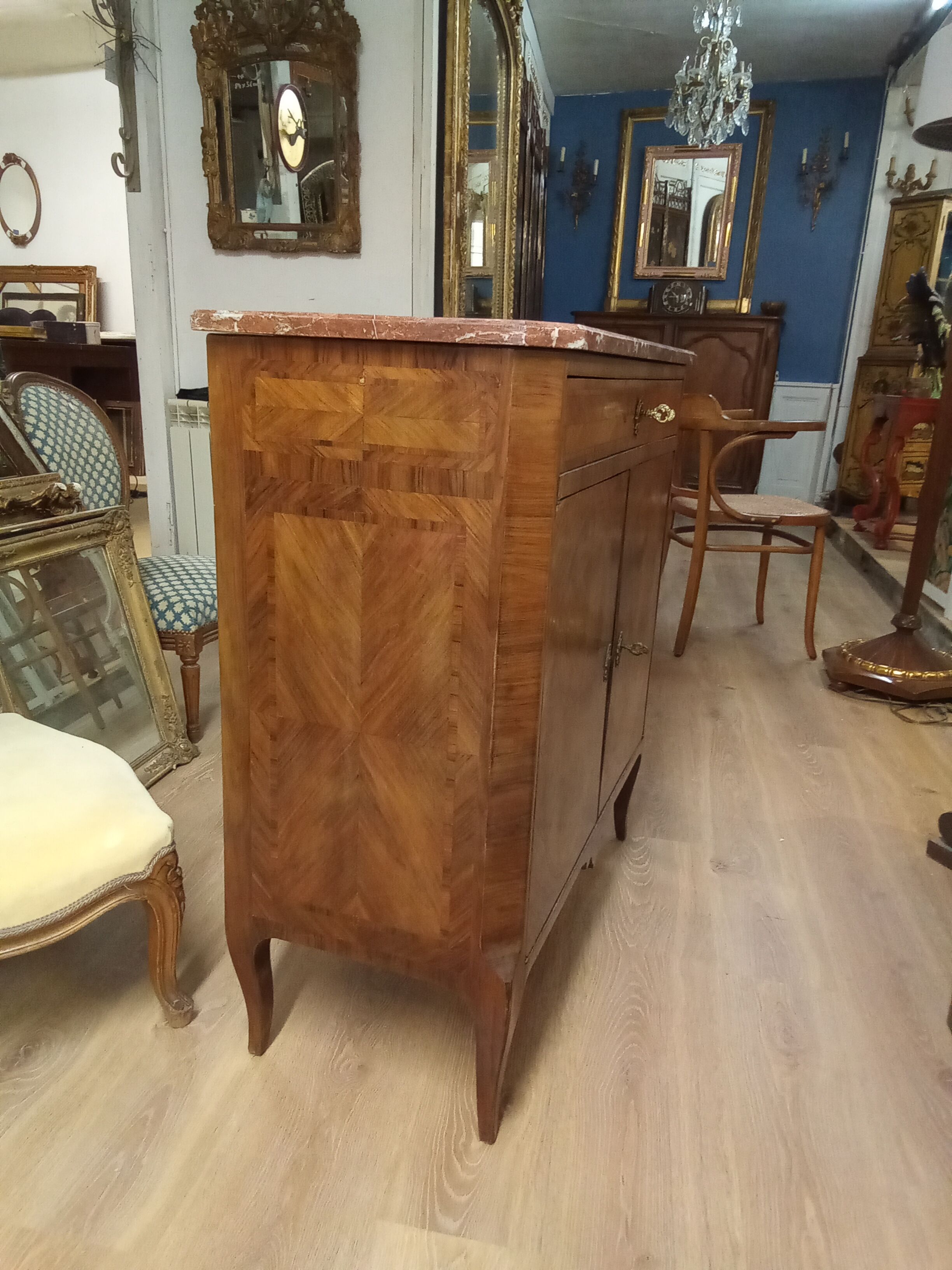 Commodity in rosewood veneer