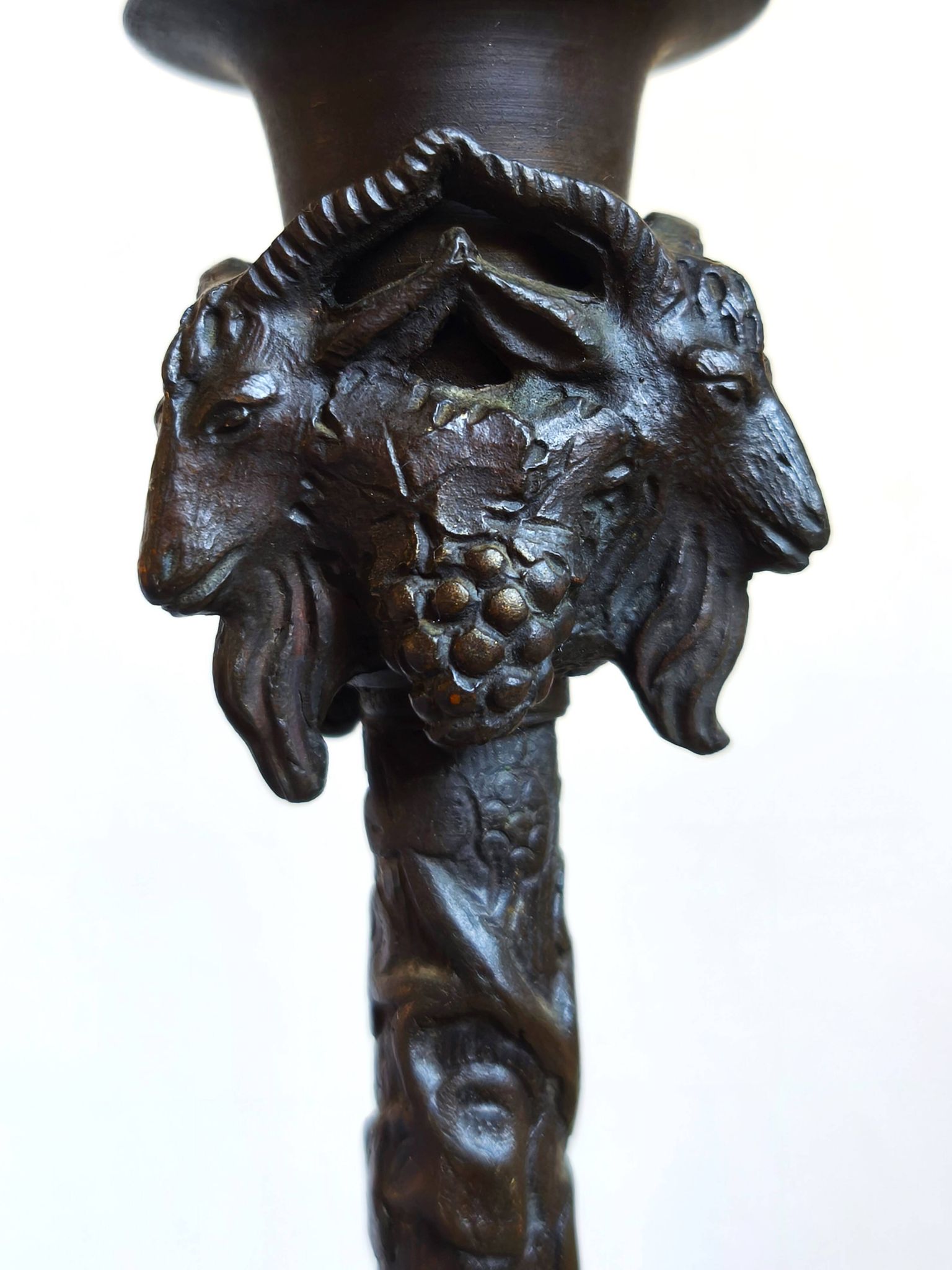 Vintage table lamp in patinated bronze with lion decor, 1950s.