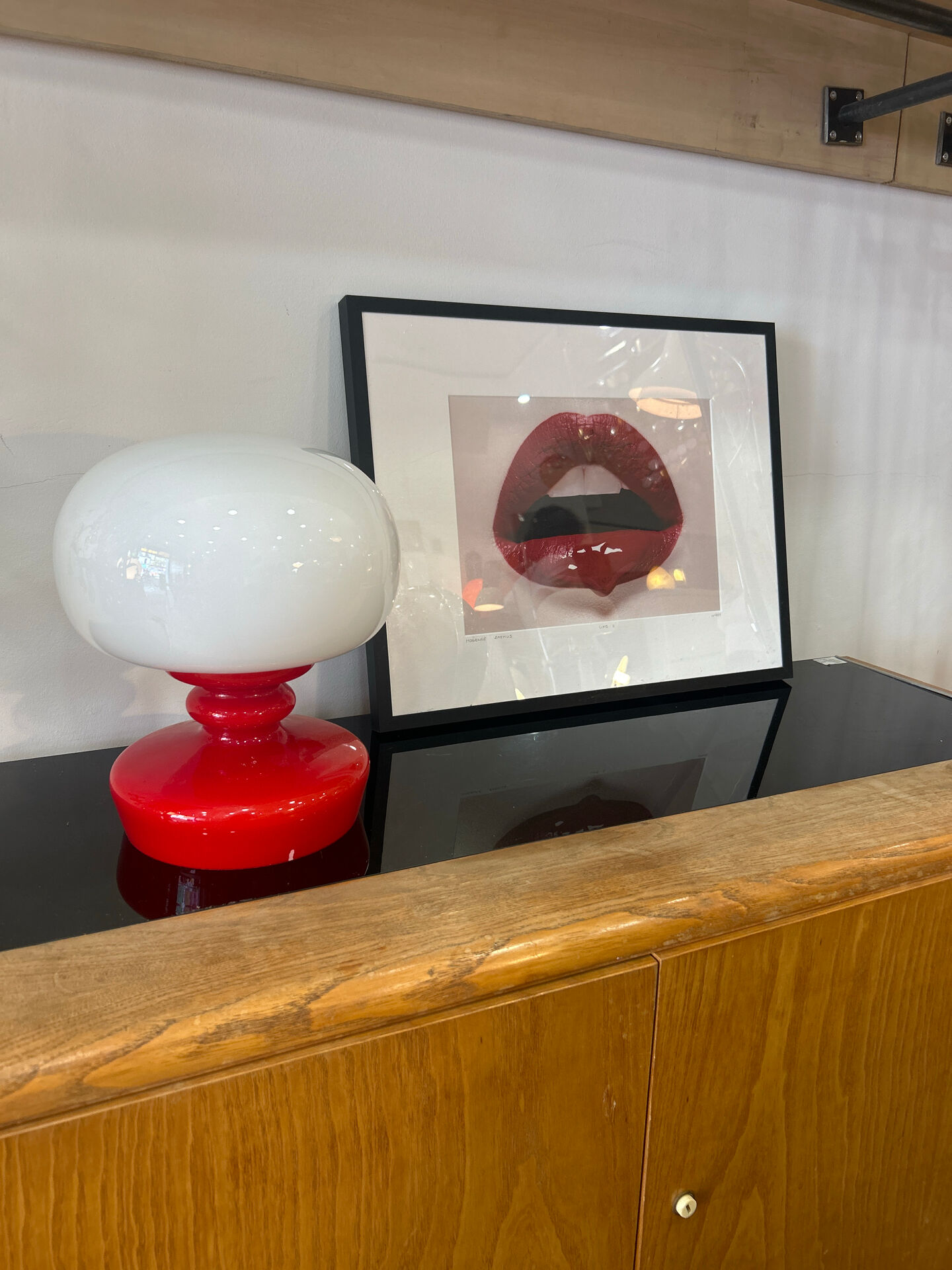 Red and white bedside lamp in opaline.