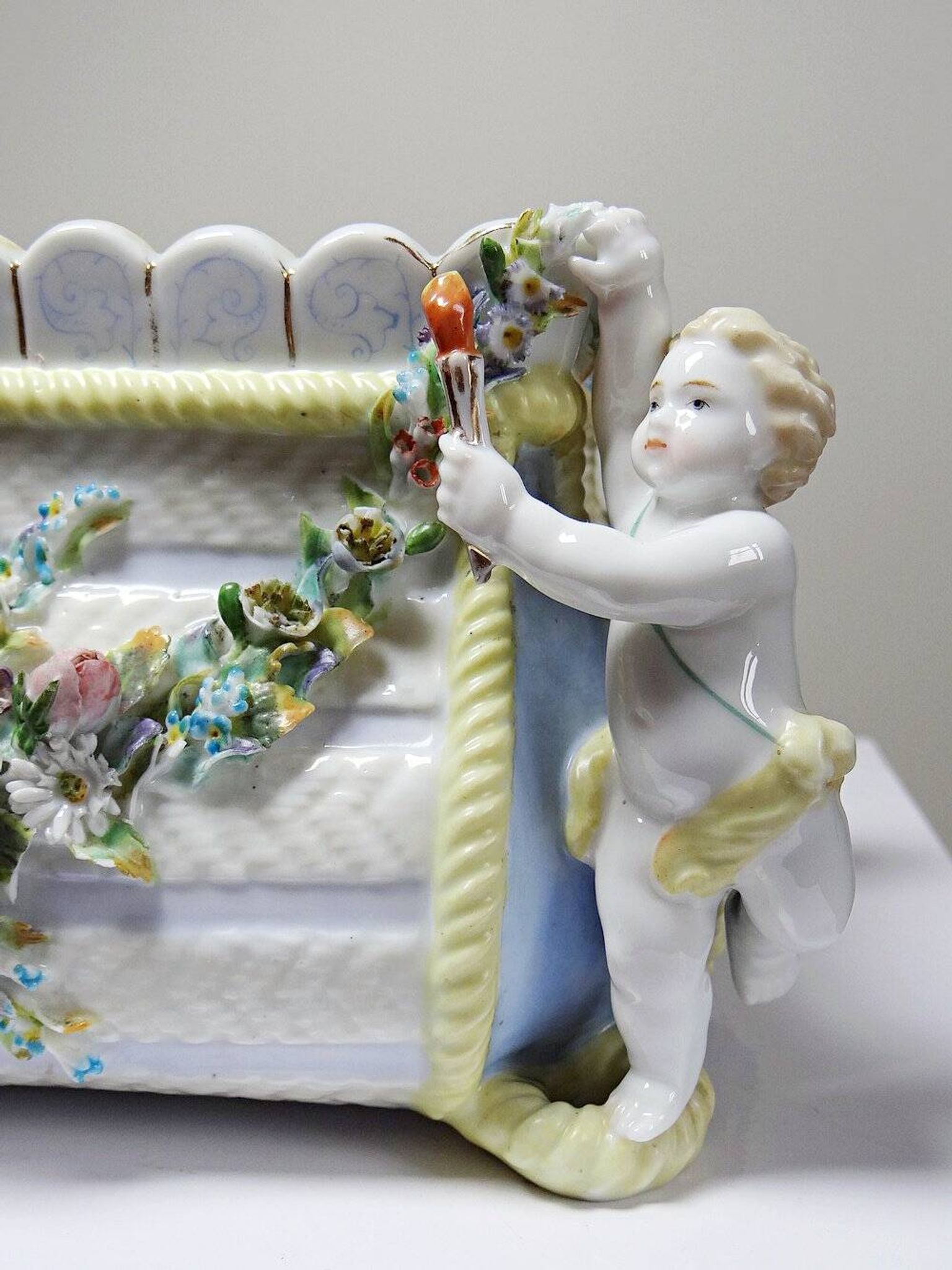 Small porcelain planter in antique German Putti style Meissen from the 19th century.