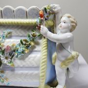 Small porcelain planter in antique German Putti style Meissen from the 19th century.