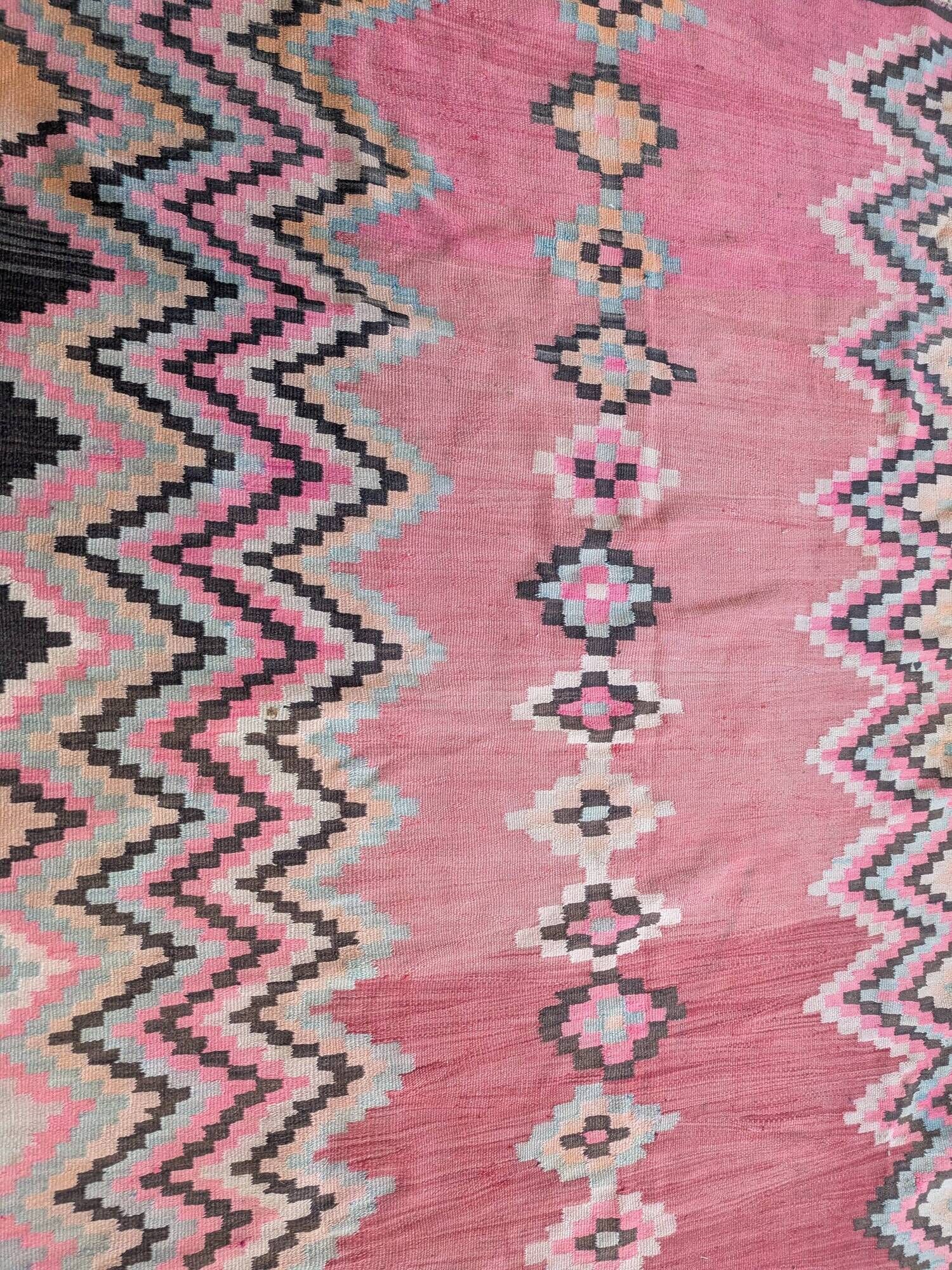 Tapis kilim ancien dans des tons rose