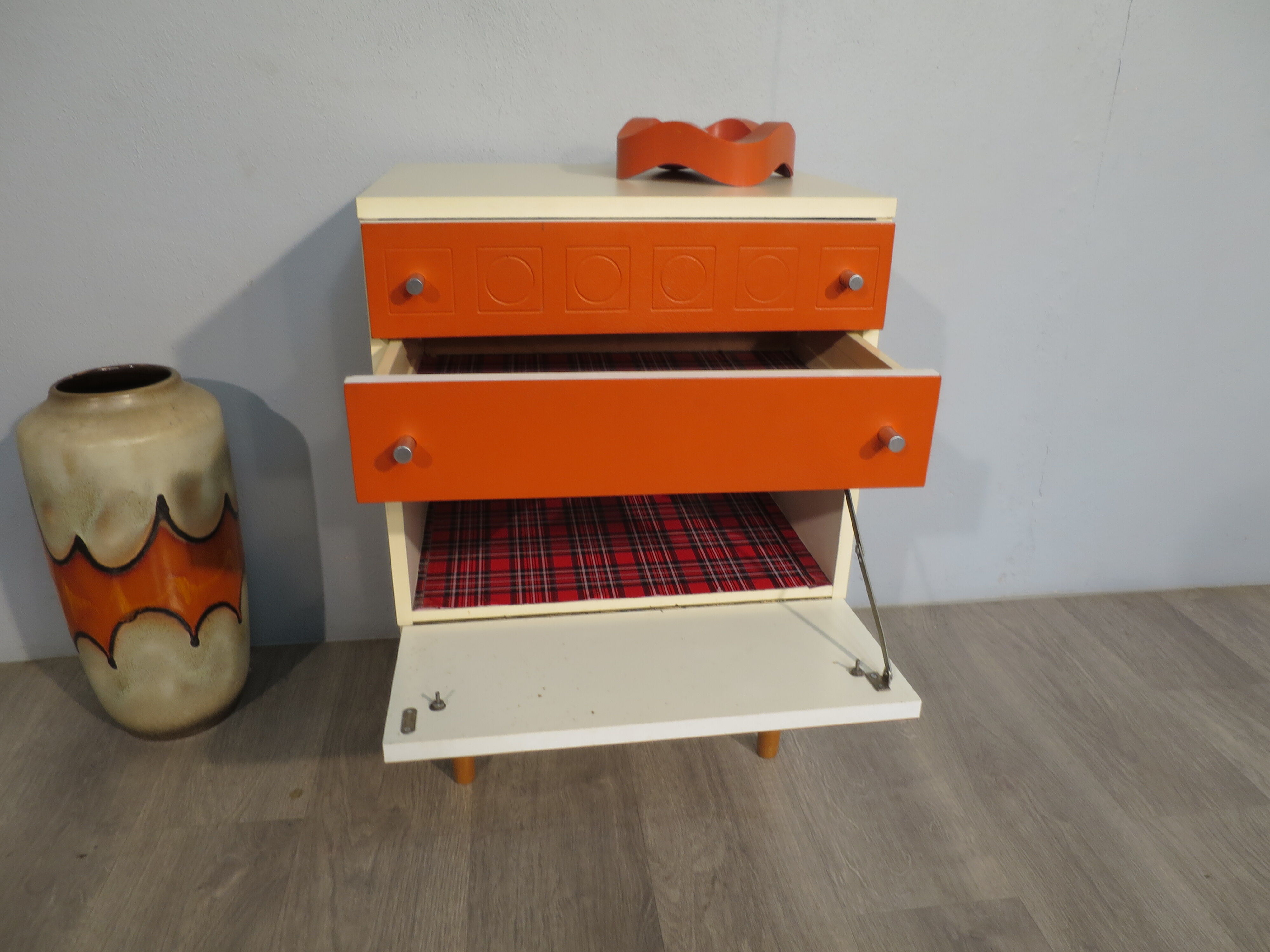 Meuble d'appoint vintage orange