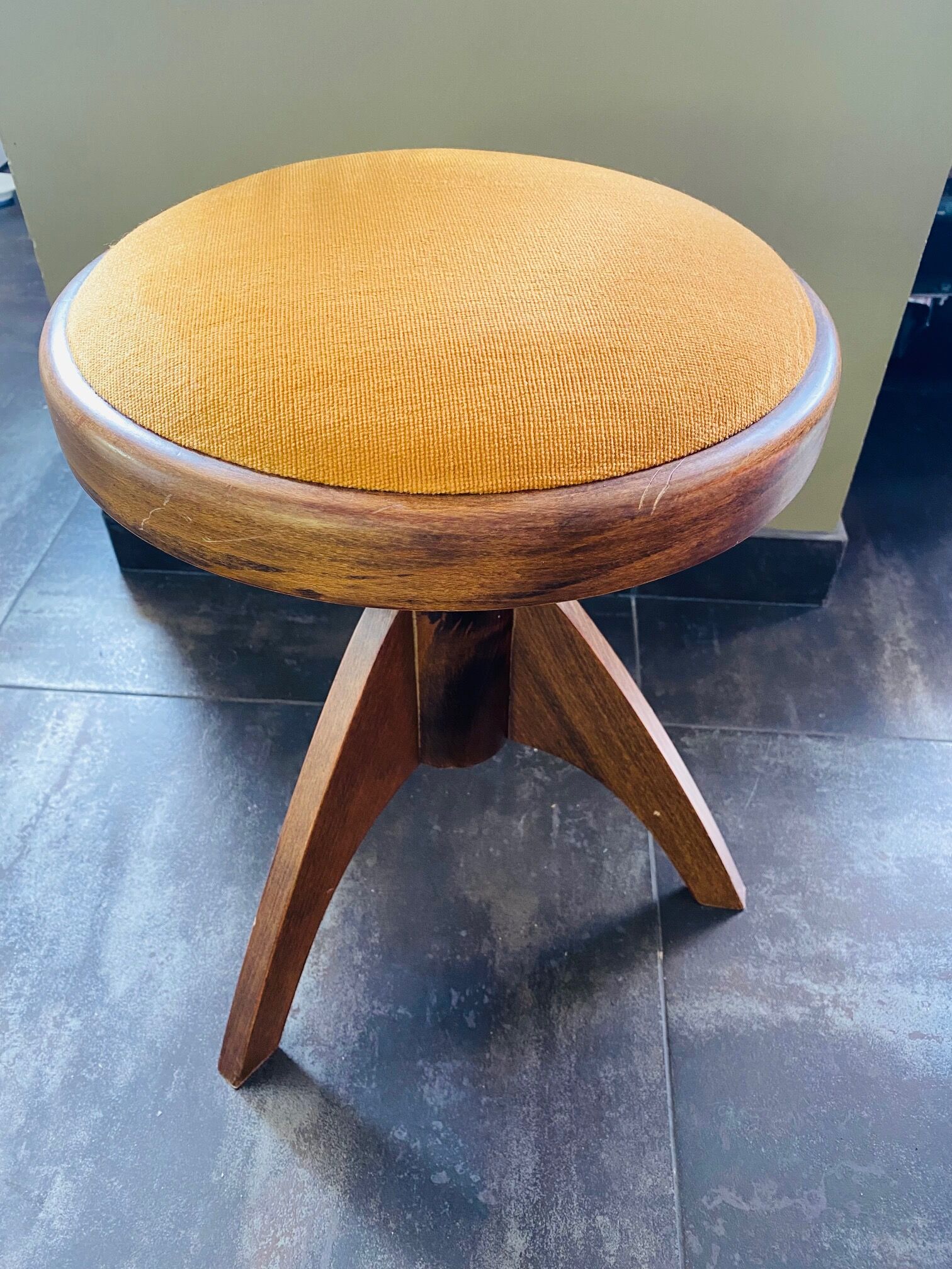 Adjustable vintage piano stool made of wood and velvet