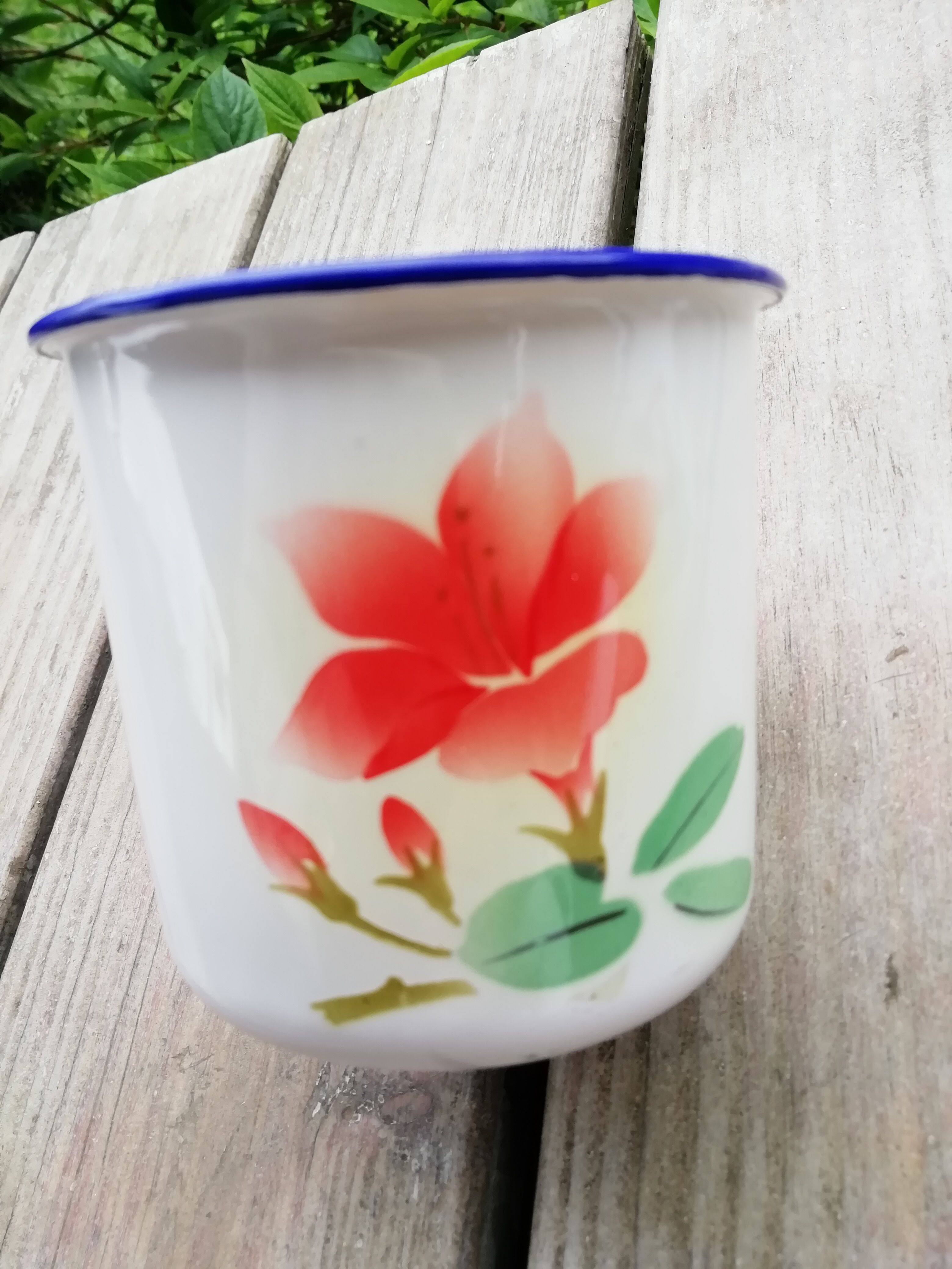 Set of cups and enamelled plate