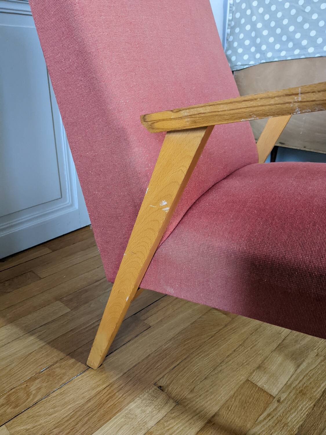 Fauteuil scandinave pieds compas
