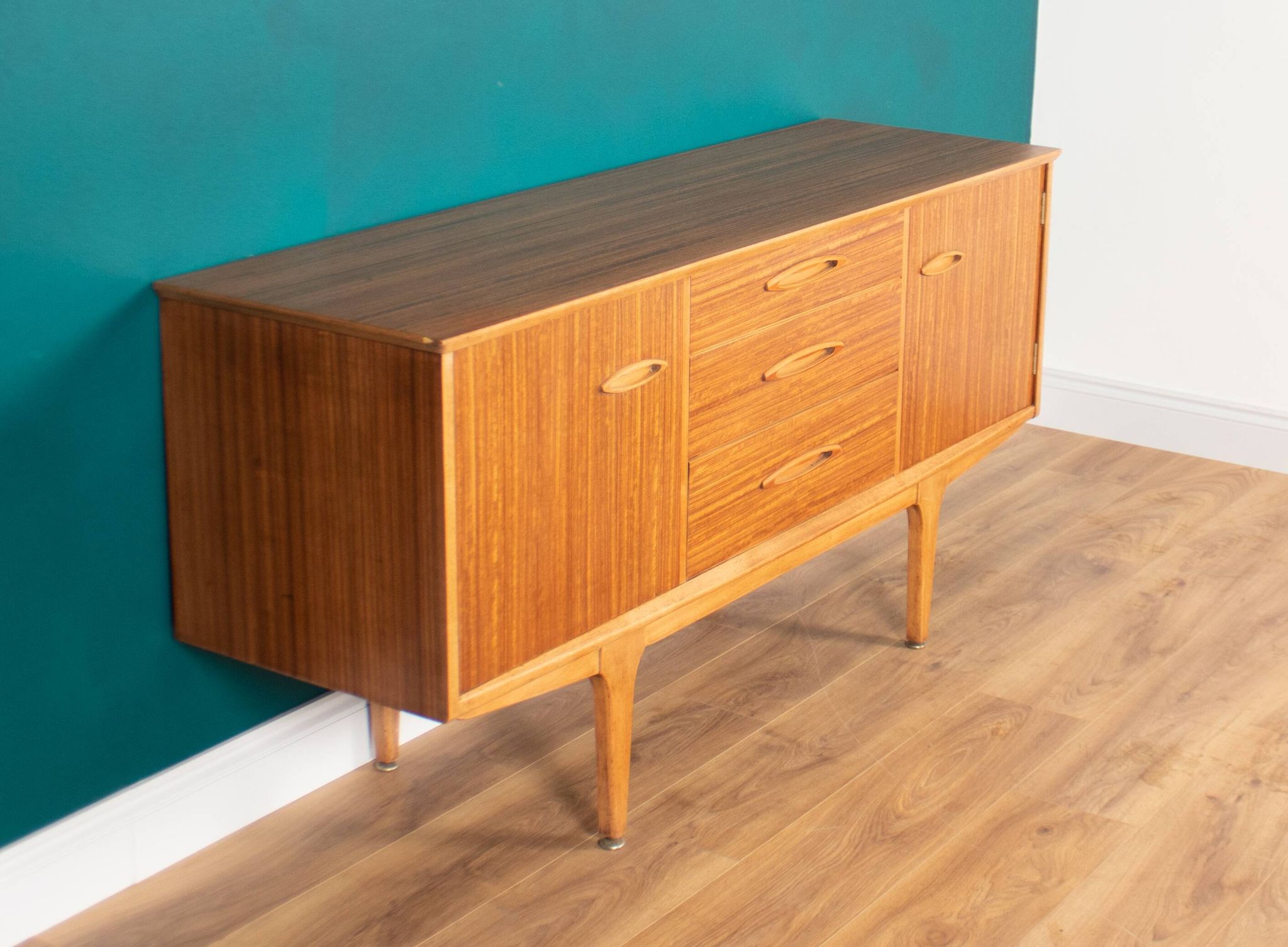 Buffet moyen Jentique Mid Century en noyer rétro des années 1960
