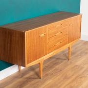 Buffet moyen Jentique Mid Century en noyer rétro des années 1960