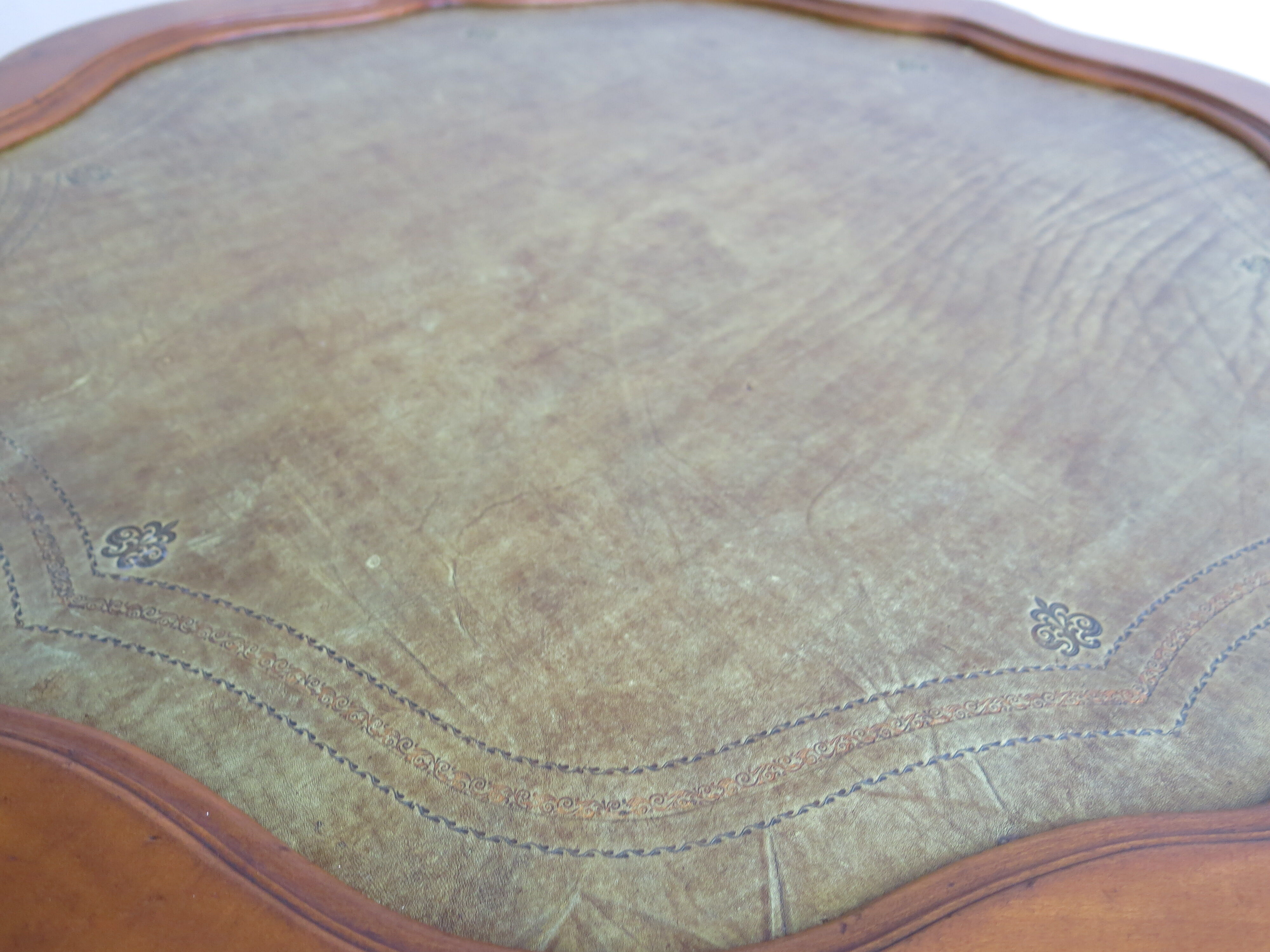 Table basse English Regency en acajou sculpté et cuir olive