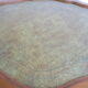 Table basse English Regency en acajou sculpté et cuir olive