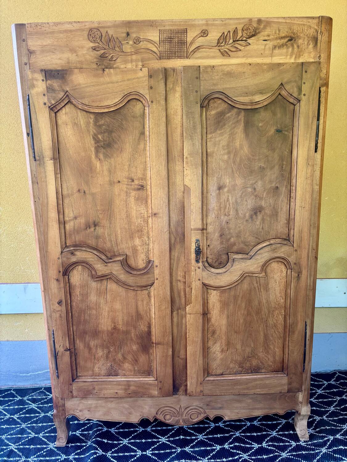 Armoire ancienne française en noyer massif – style Louis XV, fin XIXe siècle