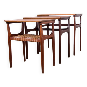 Série de trois tables gigognes danoise en teck et cannage par erling torvits pour heltborg mobler.