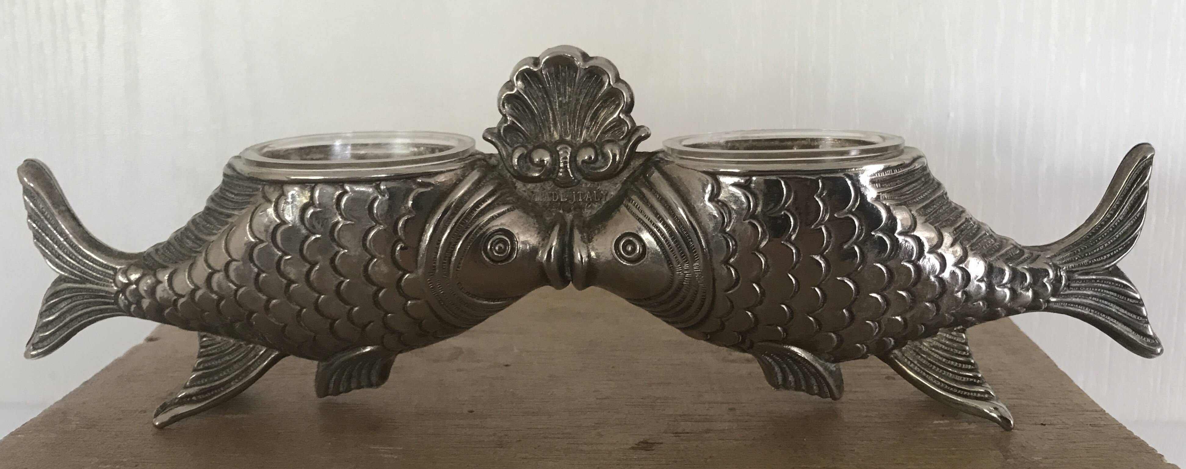 Salt and pepper shaker holder with a pair of fish in metal, Italian design
