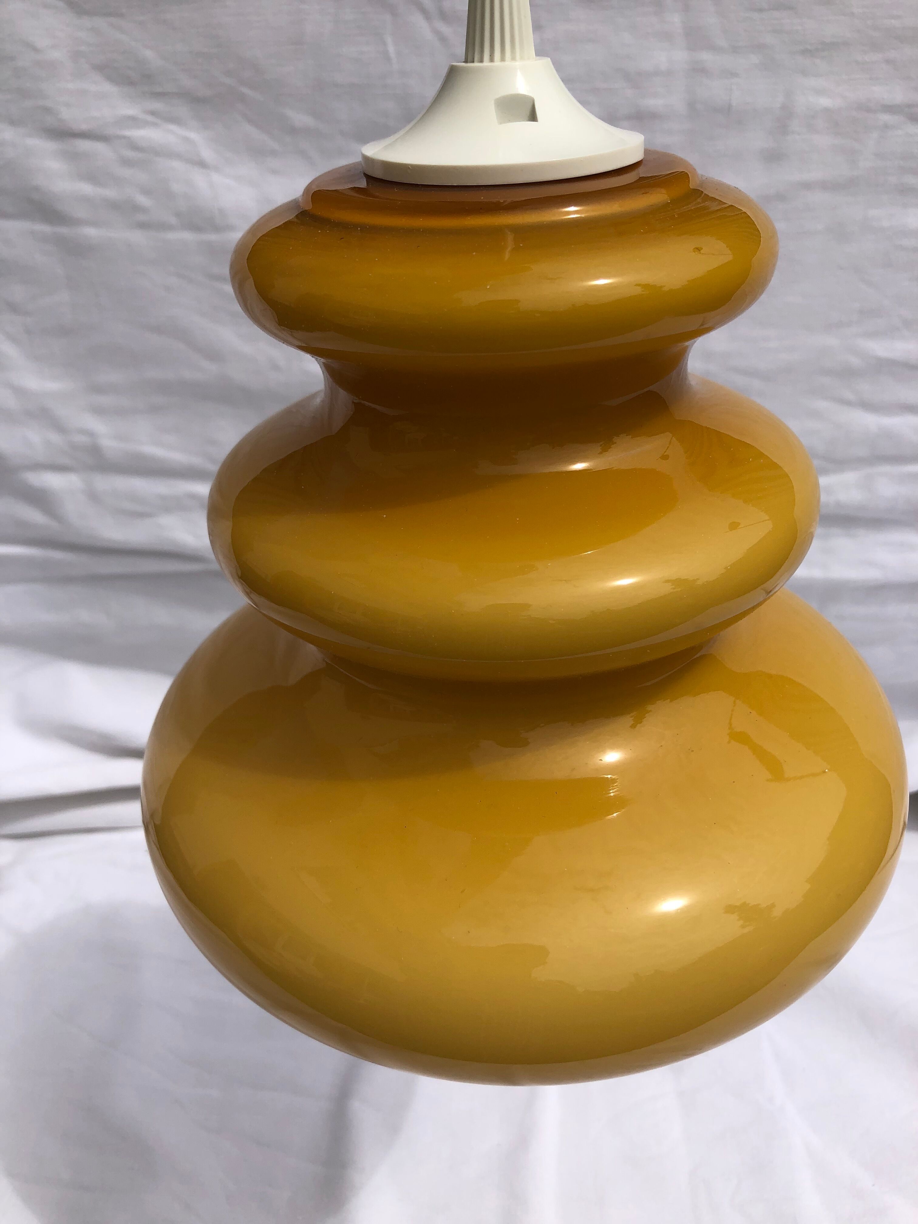 Suspension vintage space age 70 opaline glass very good condition;