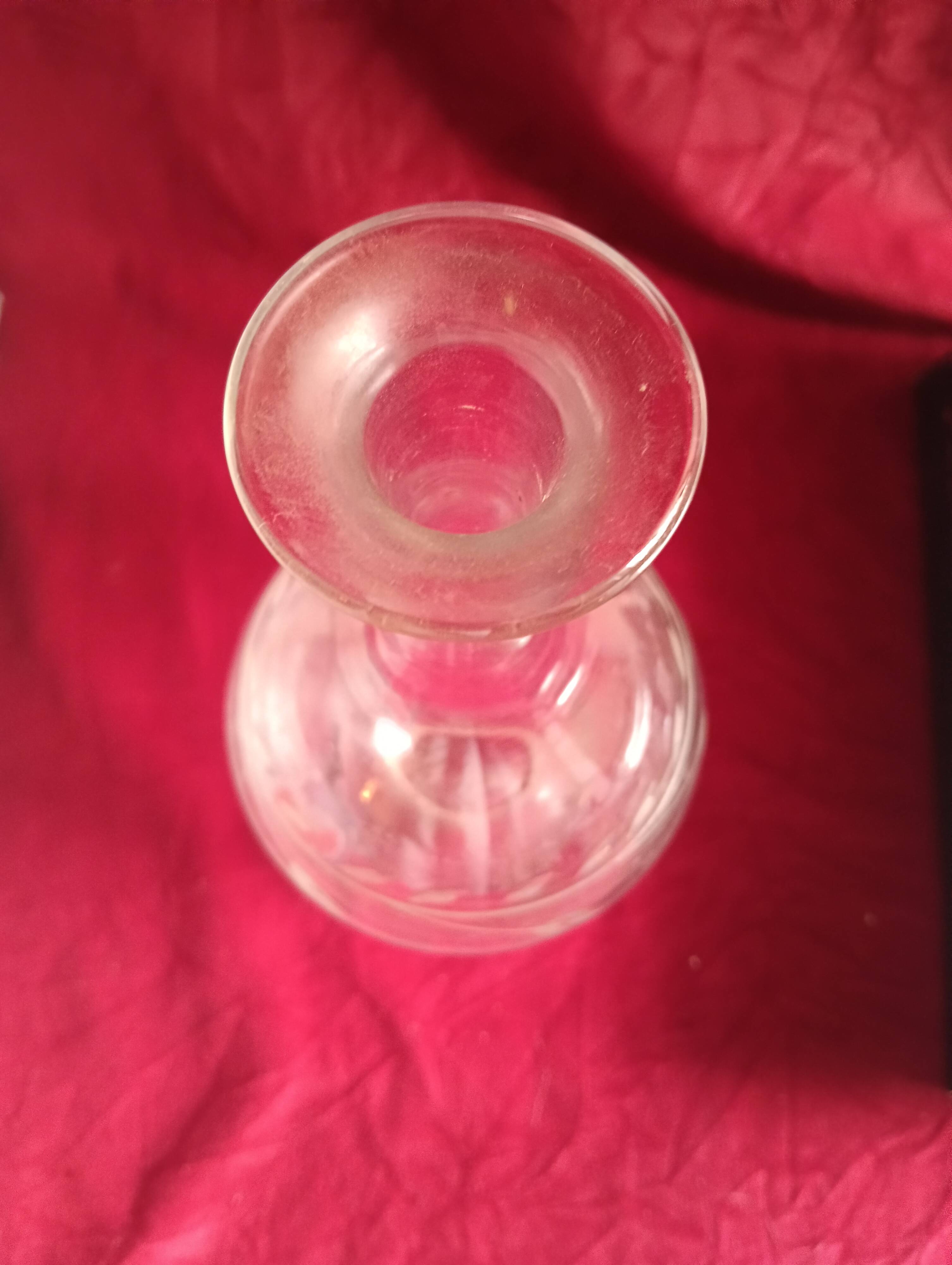 Carafe ancienne en verre grave