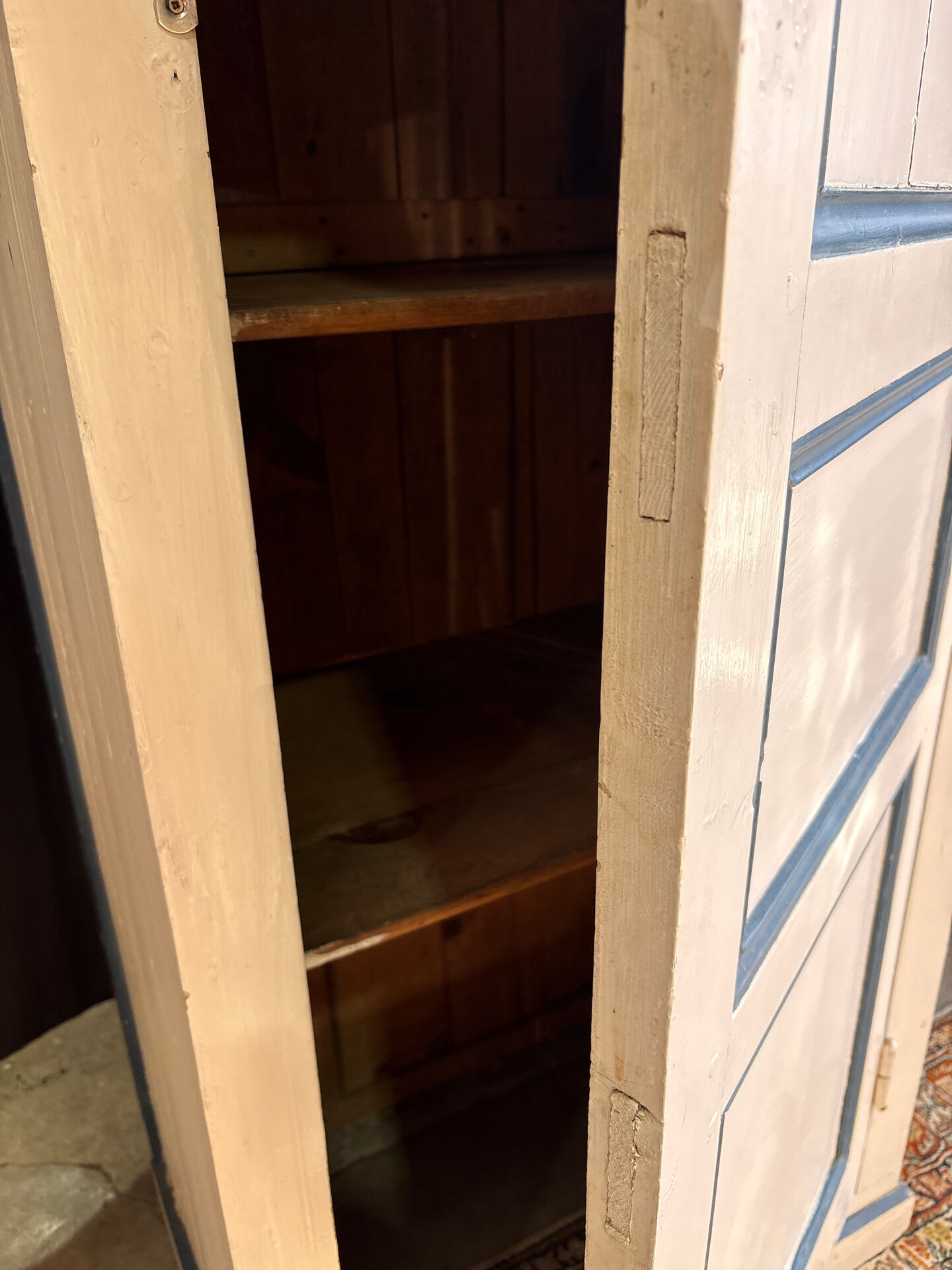 Antique bonnetière in cream and blue painted wood – in its original condition.