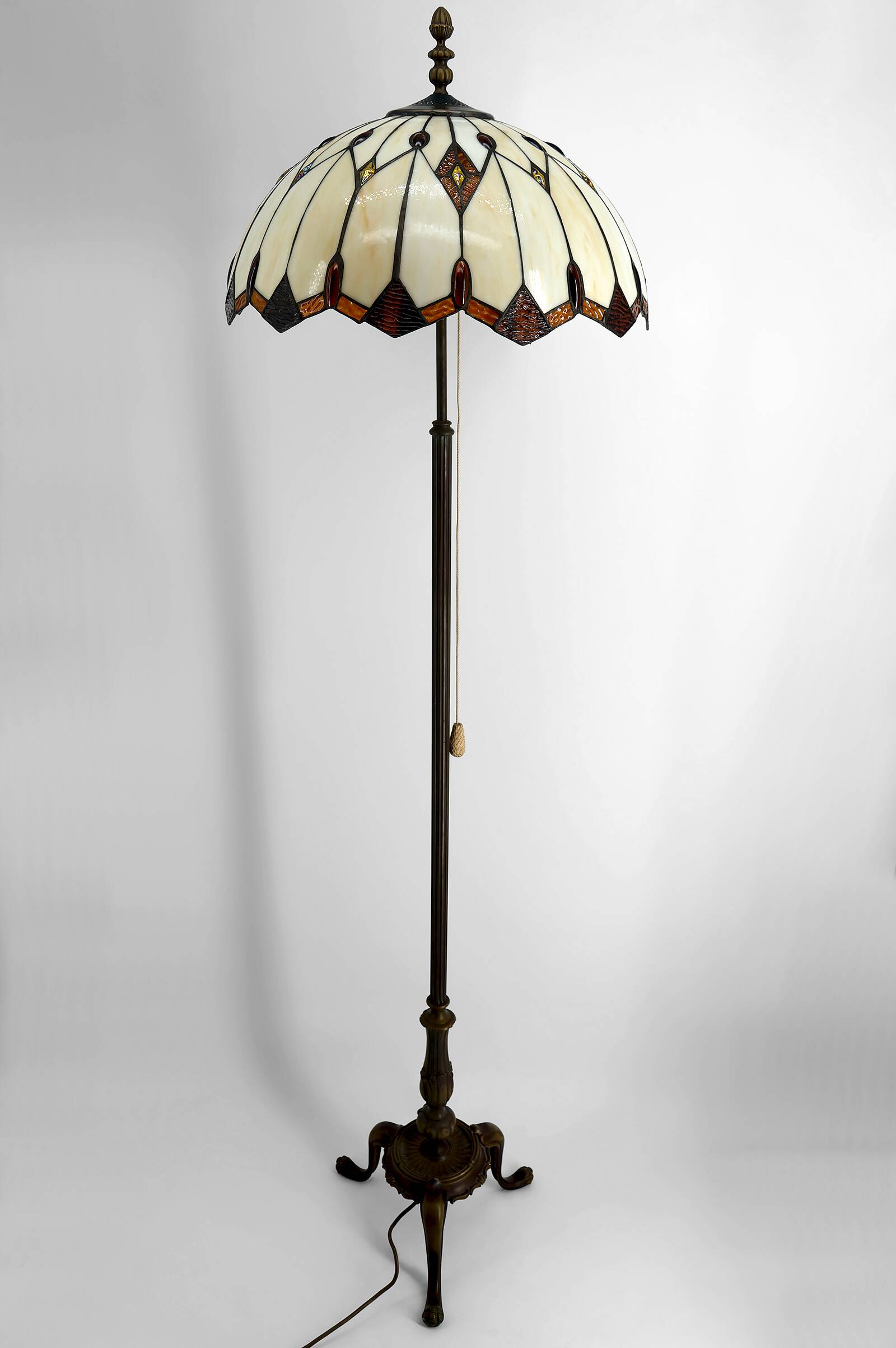 Bronze floor lamp with Tiffany-style stained glass shade – 20th century