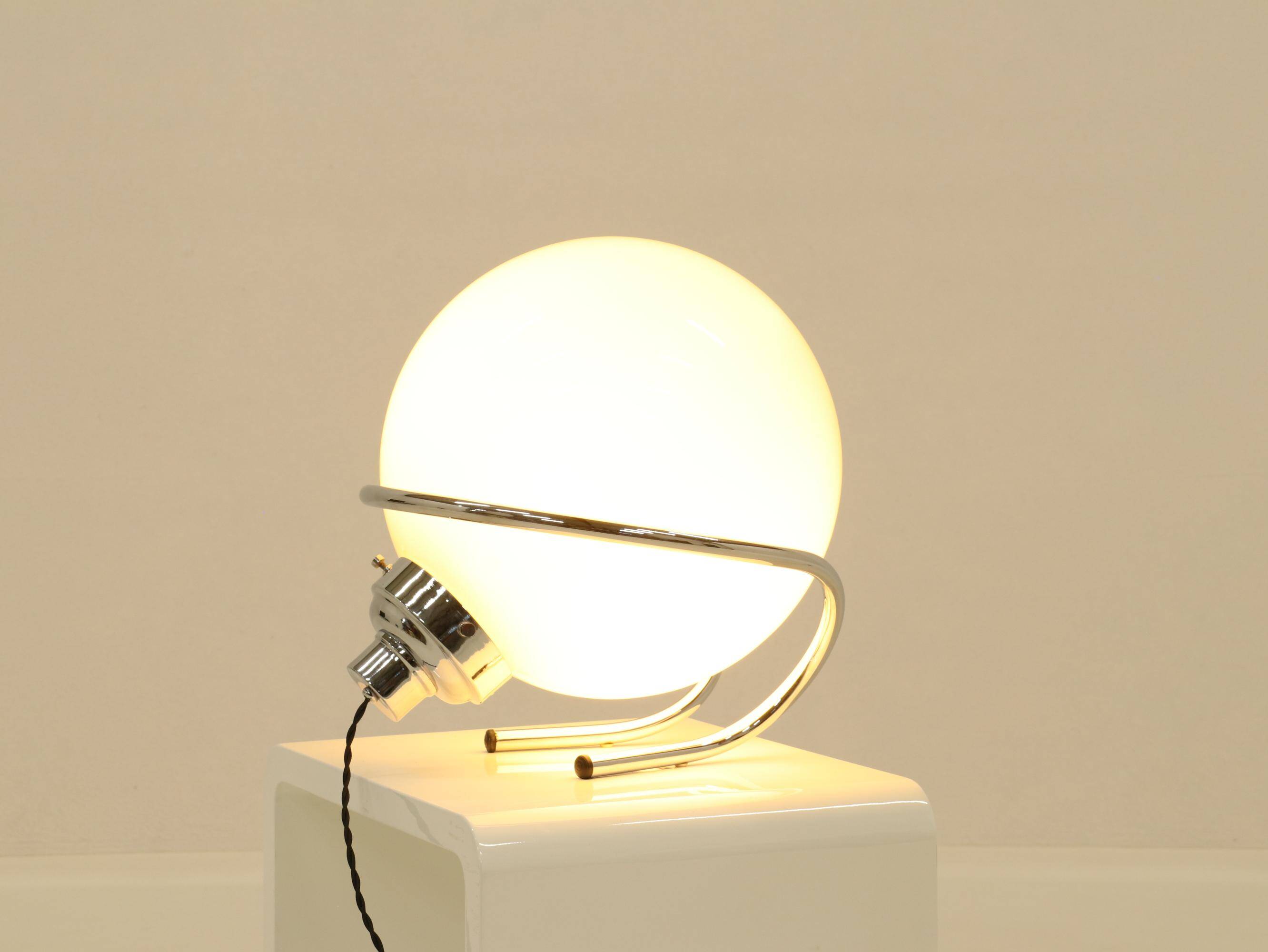 Lampe de table globe en chrome et verre blanc, Italie, années 1970