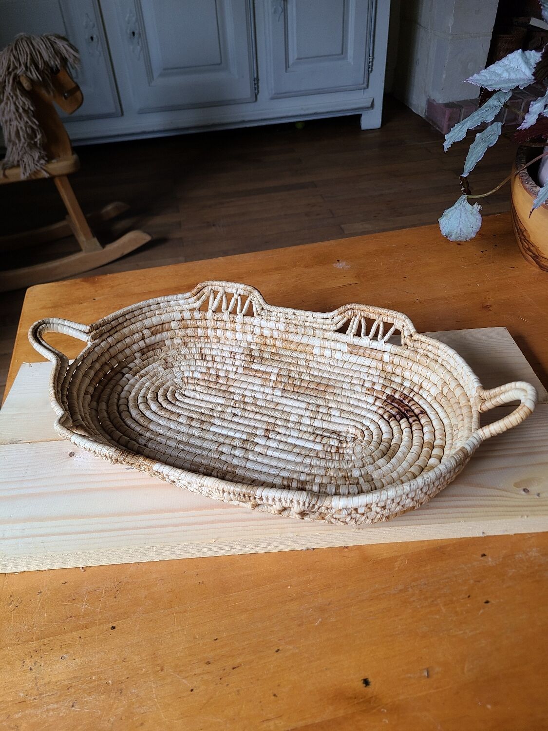 Braided basket in natural fiber, free form, vintage
