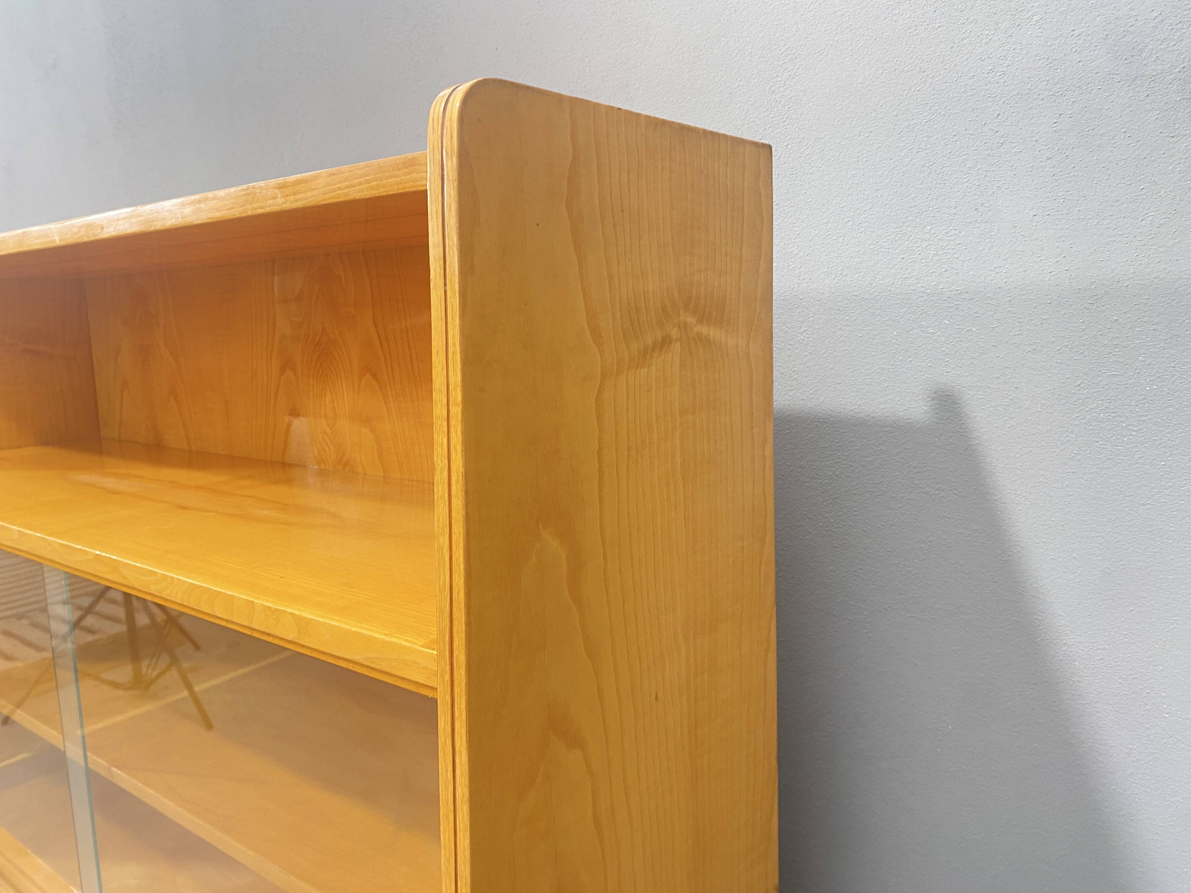 Bibliothèque vintage en noyer par František Jirák, 1960, Tchécoslovaquie