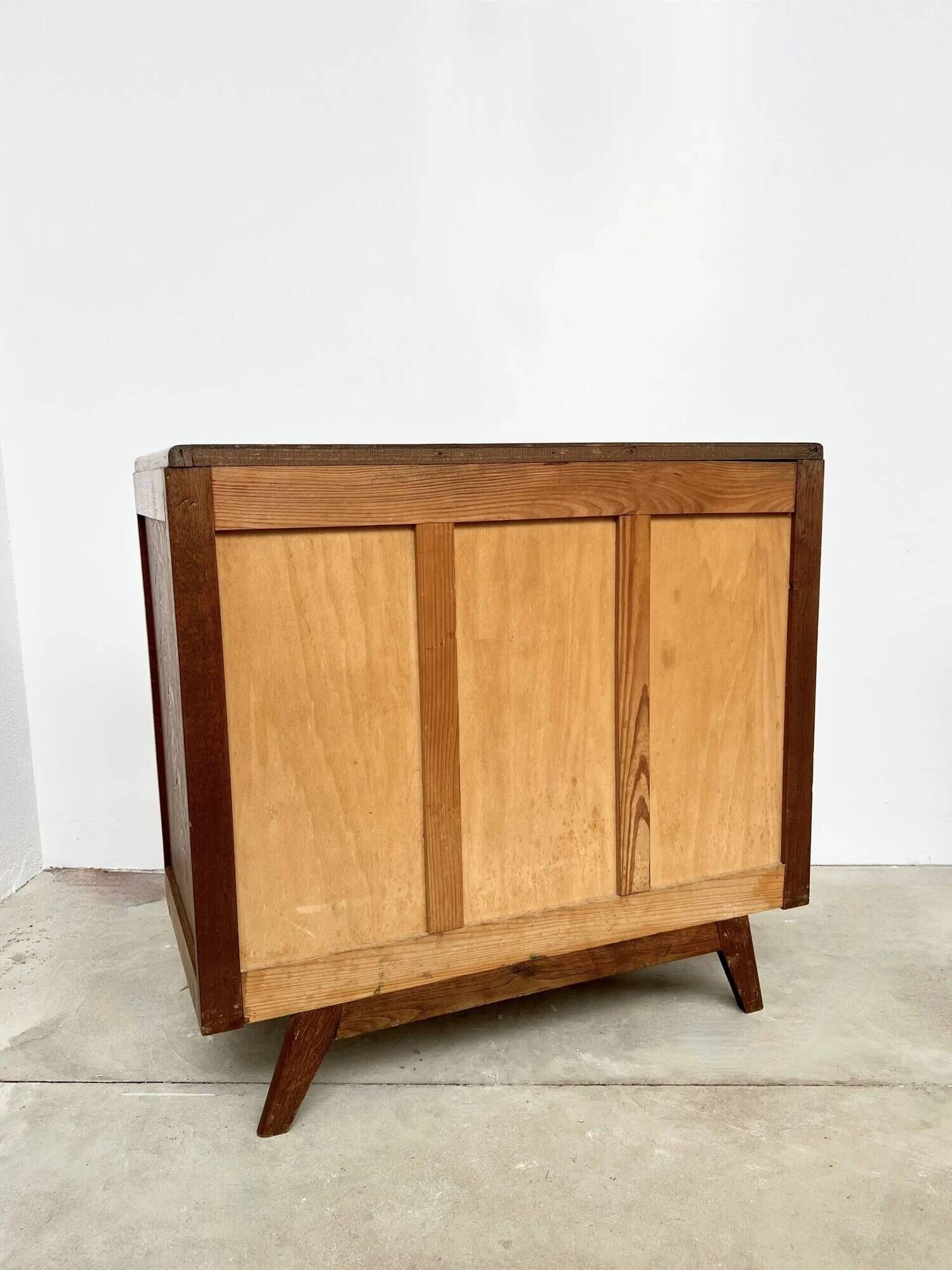 Commode vintage en chêne et poignées chrome – années 60