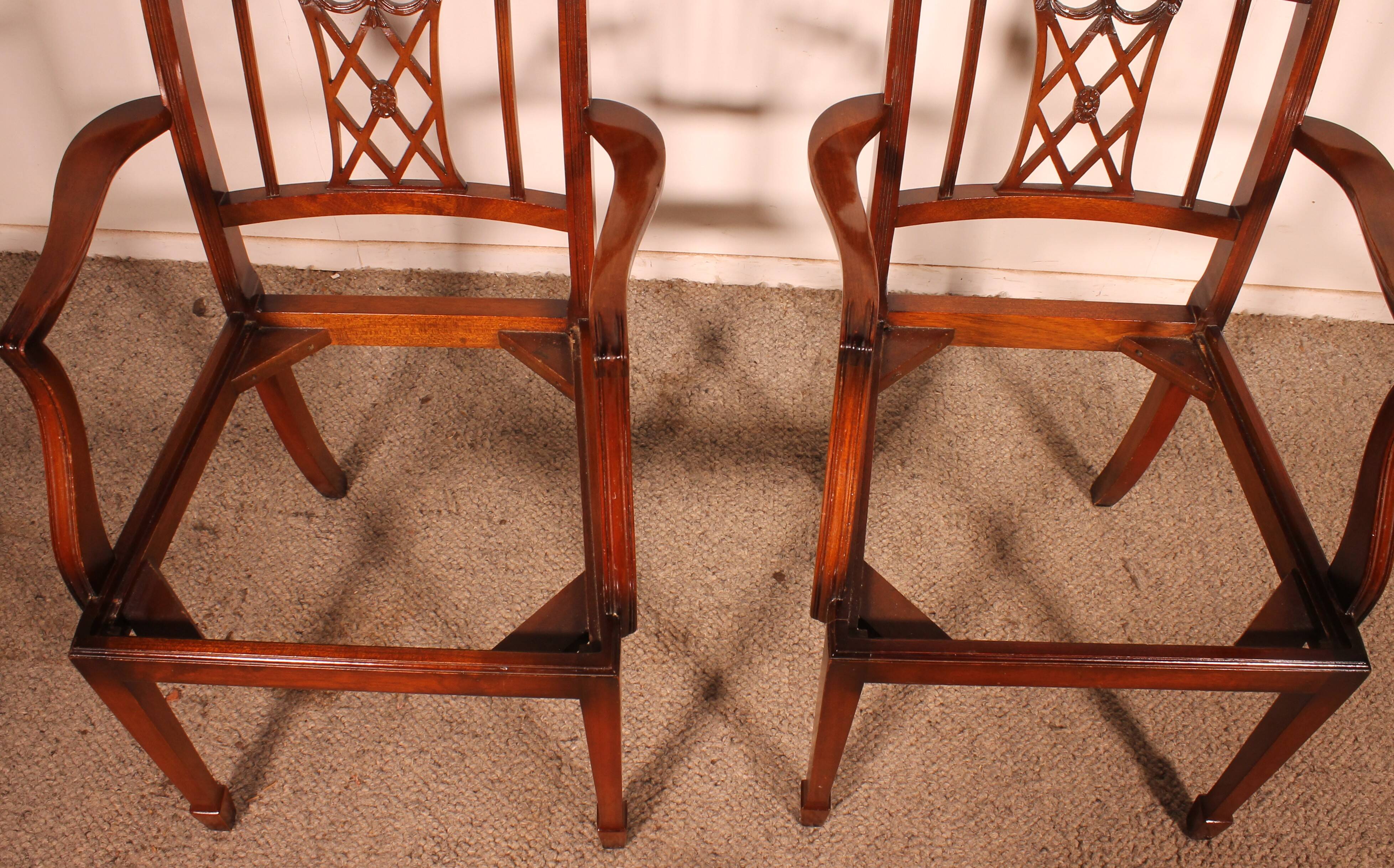 pair of mahogany armchairs in Hepplewhite style