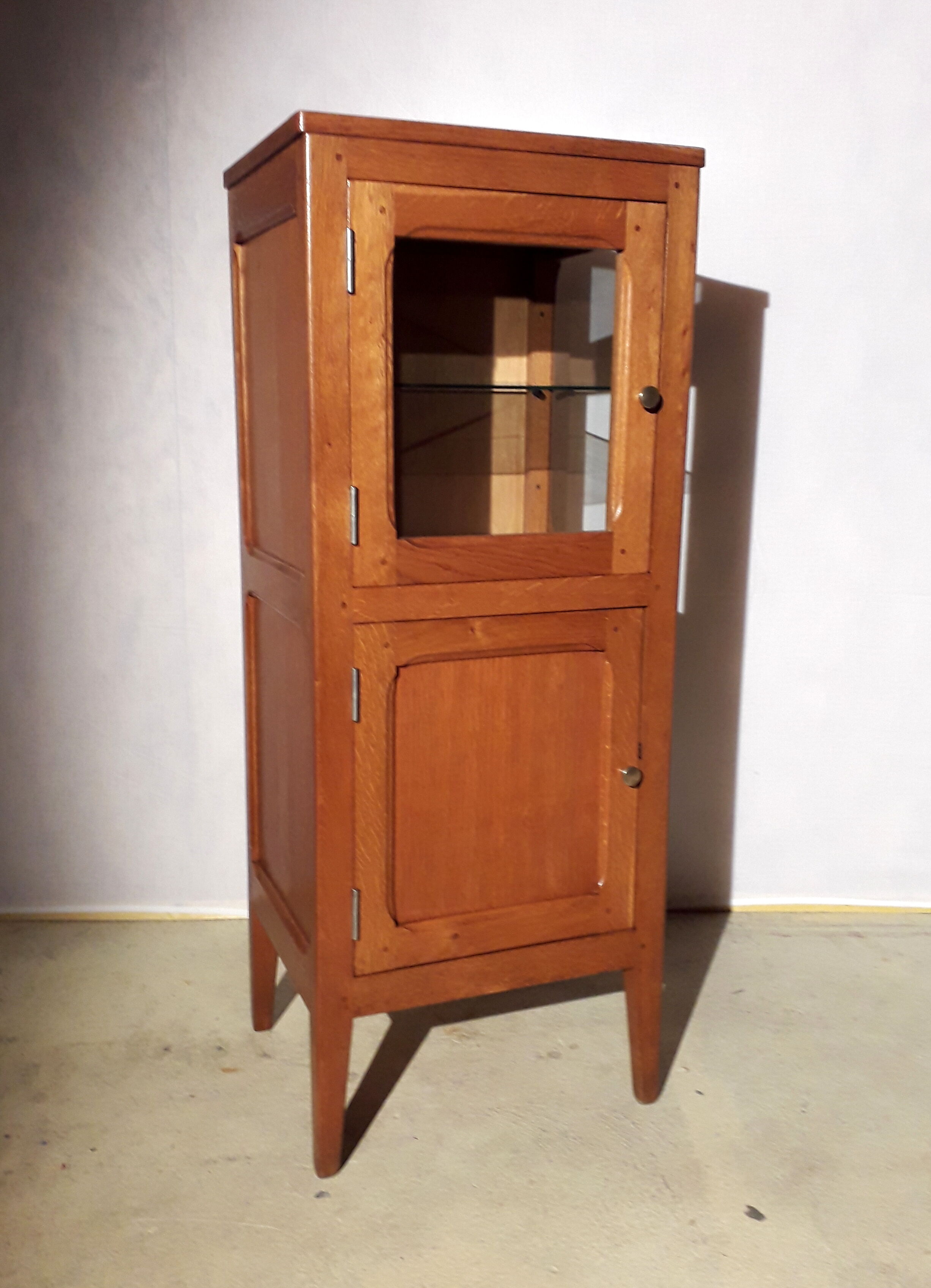 Furniture showcase compass feet