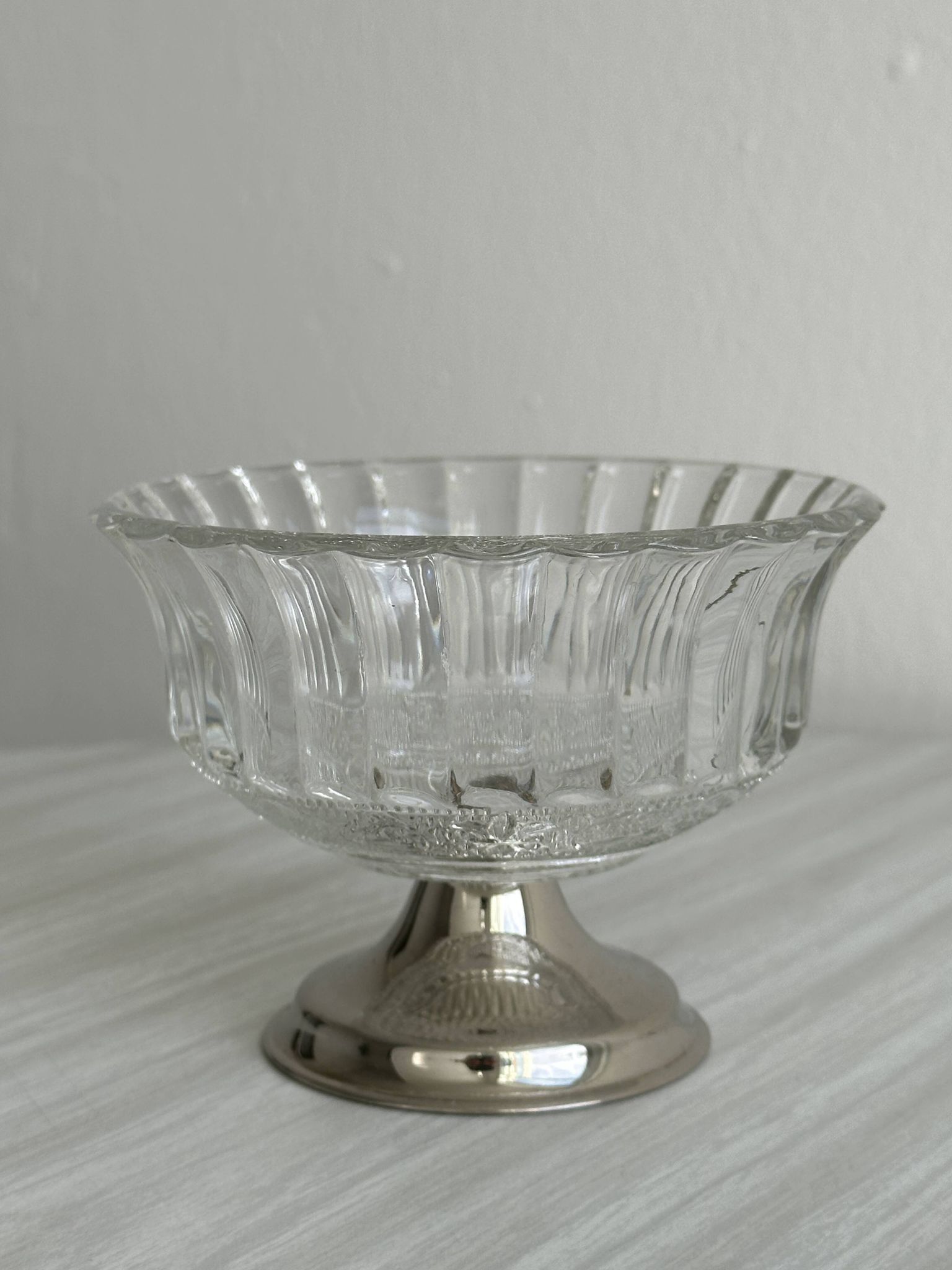 Coupe en verre épais sur pied métal