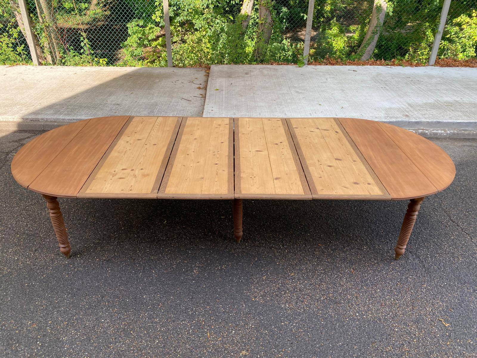 Round extendable banquet table stripped in solid mahogany with 4 extensions, 19th century.
