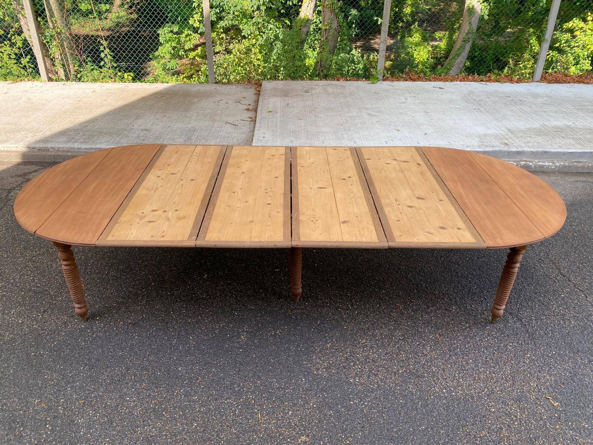 Round extendable banquet table stripped in solid mahogany with 4 extensions, 19th century.