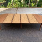 Round extendable banquet table stripped in solid mahogany with 4 extensions, 19th century.