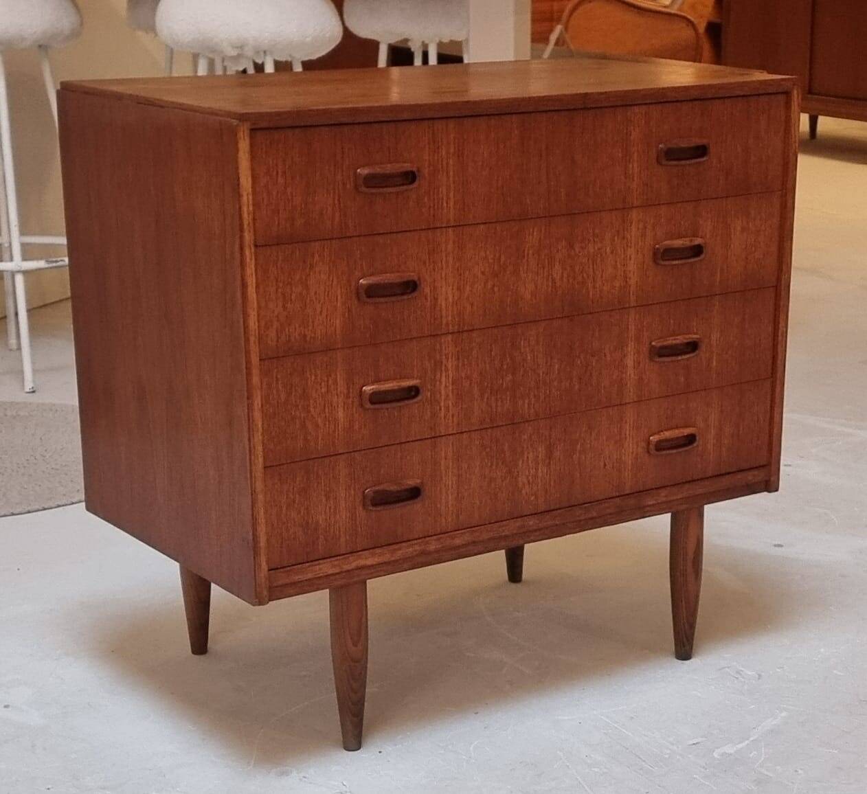 Commode à tiroirs du milieu du siècle