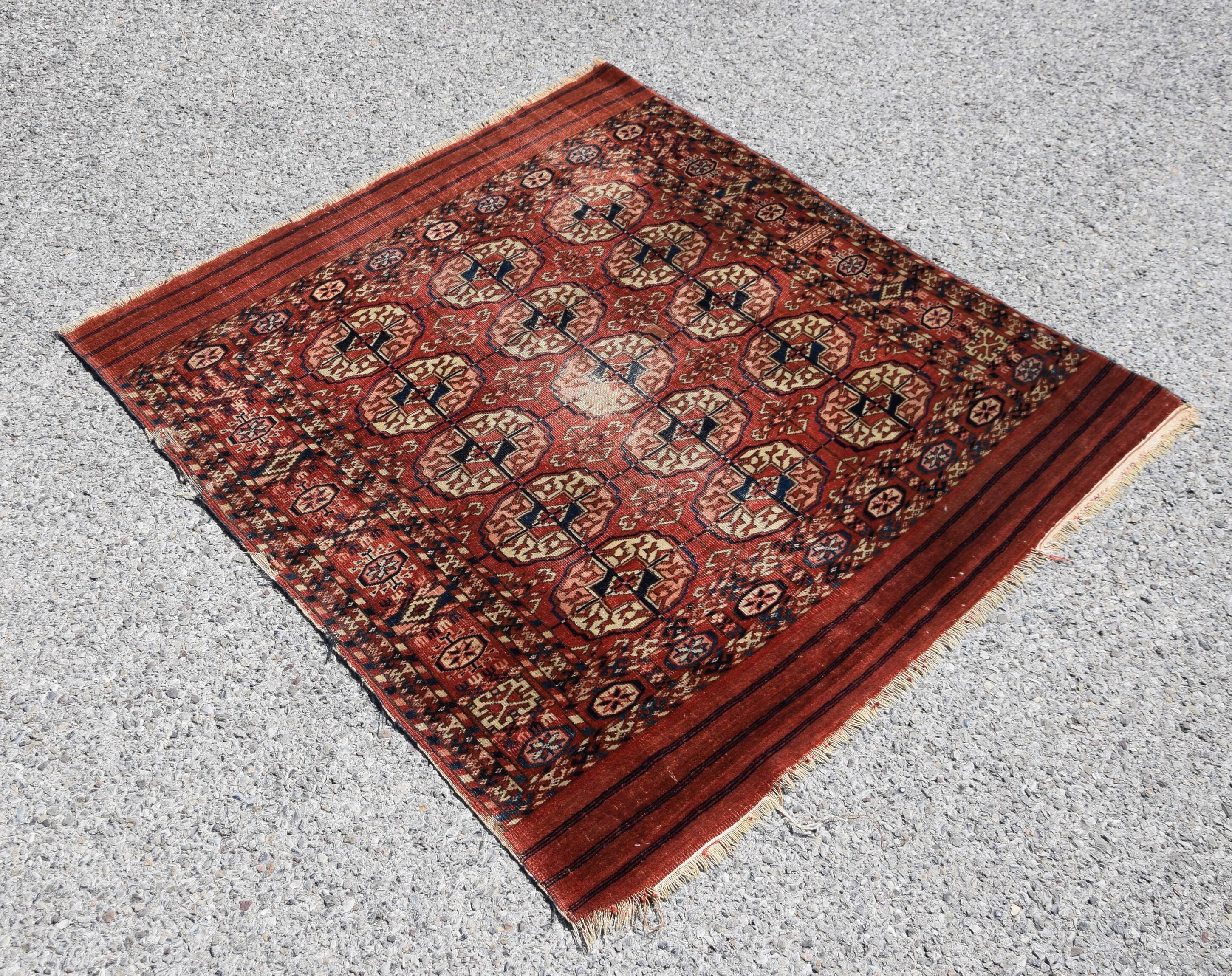 Antique Turkmen Bukhara rug: 0.95 x 1.10 meters