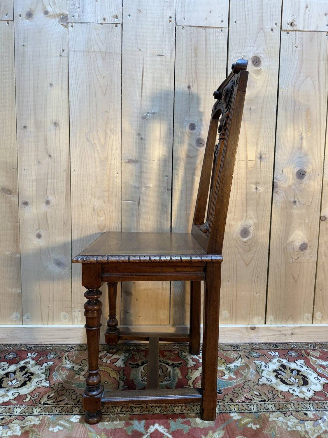 Suite de 8 chaises Néo-Renaissance en noyer