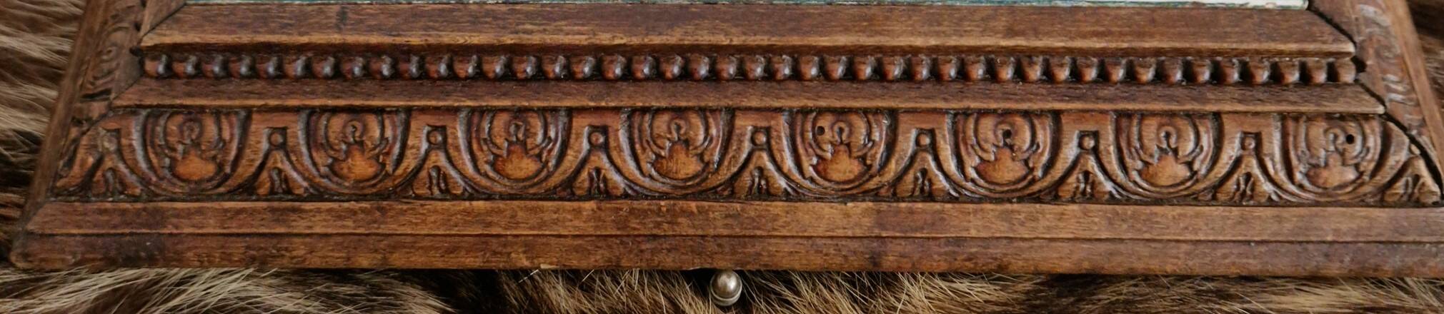 Antique musical trivet made of carved wood and Belle Époque earthenware.