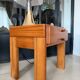 Table de chevet en orme massif – Maison Regain
