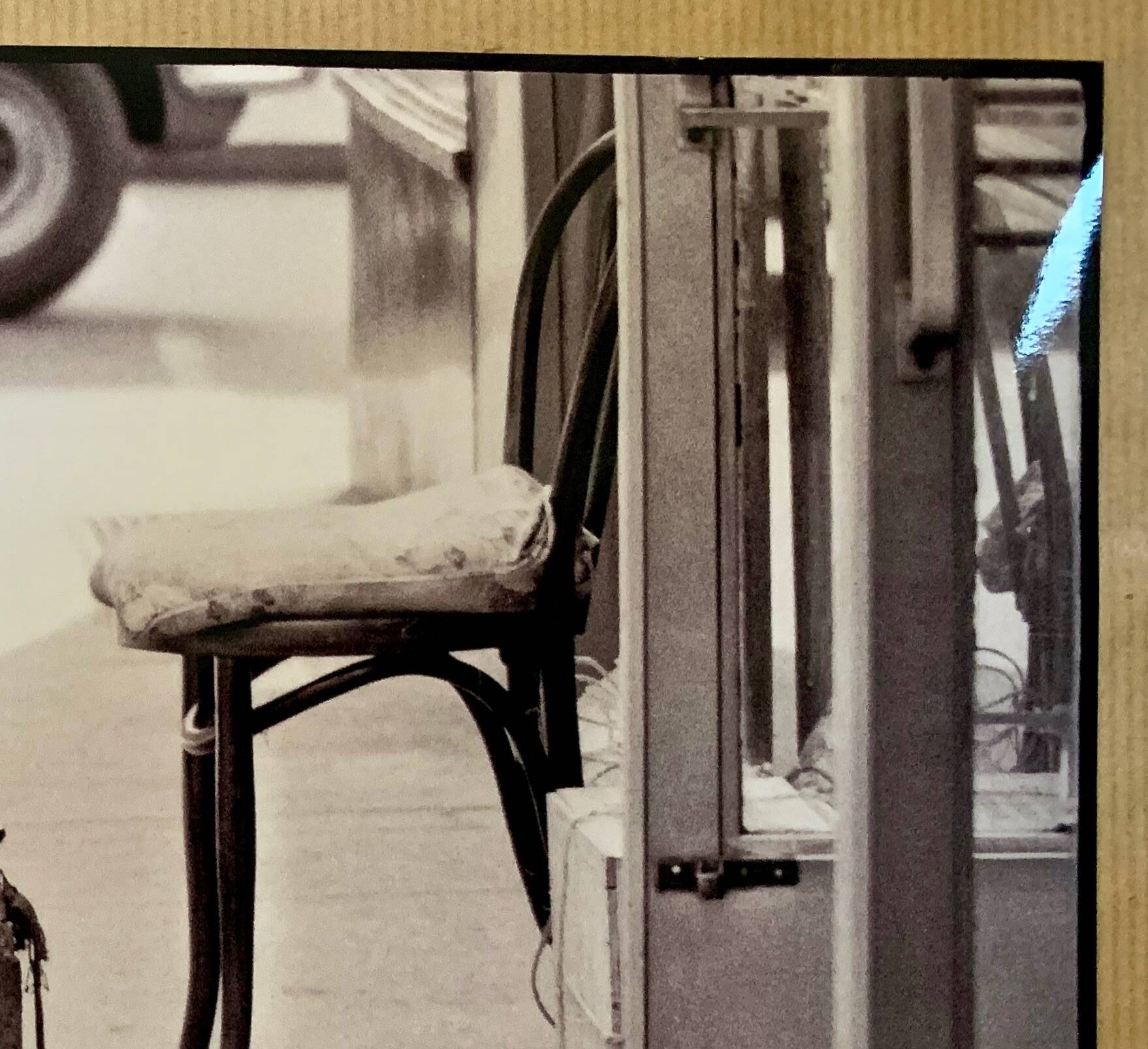 Photo of New York, Cat with rolling eyes in front of a shoe shine, 1960