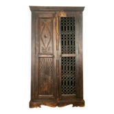 Armoire coloniale massive antique en bois sculpté avec portes en fer forgé, Bali.