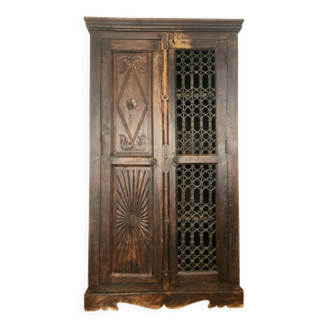Armoire coloniale massive antique en bois sculpté avec portes en fer forgé, Bali.