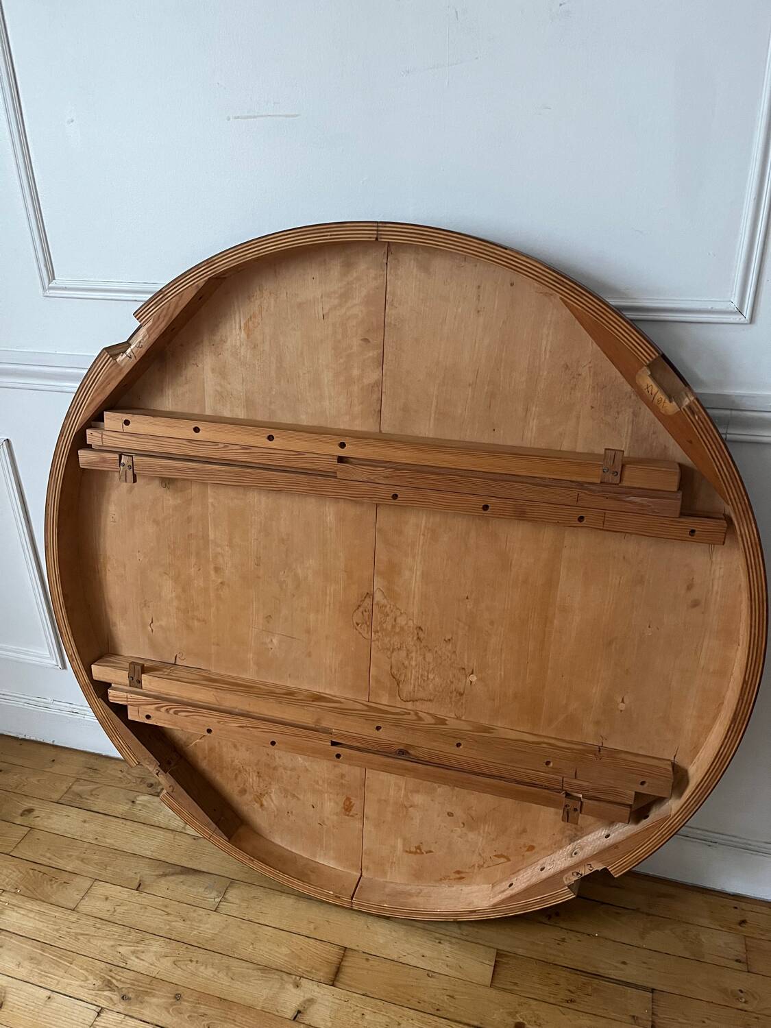 Round extendable rosewood table from the 70s