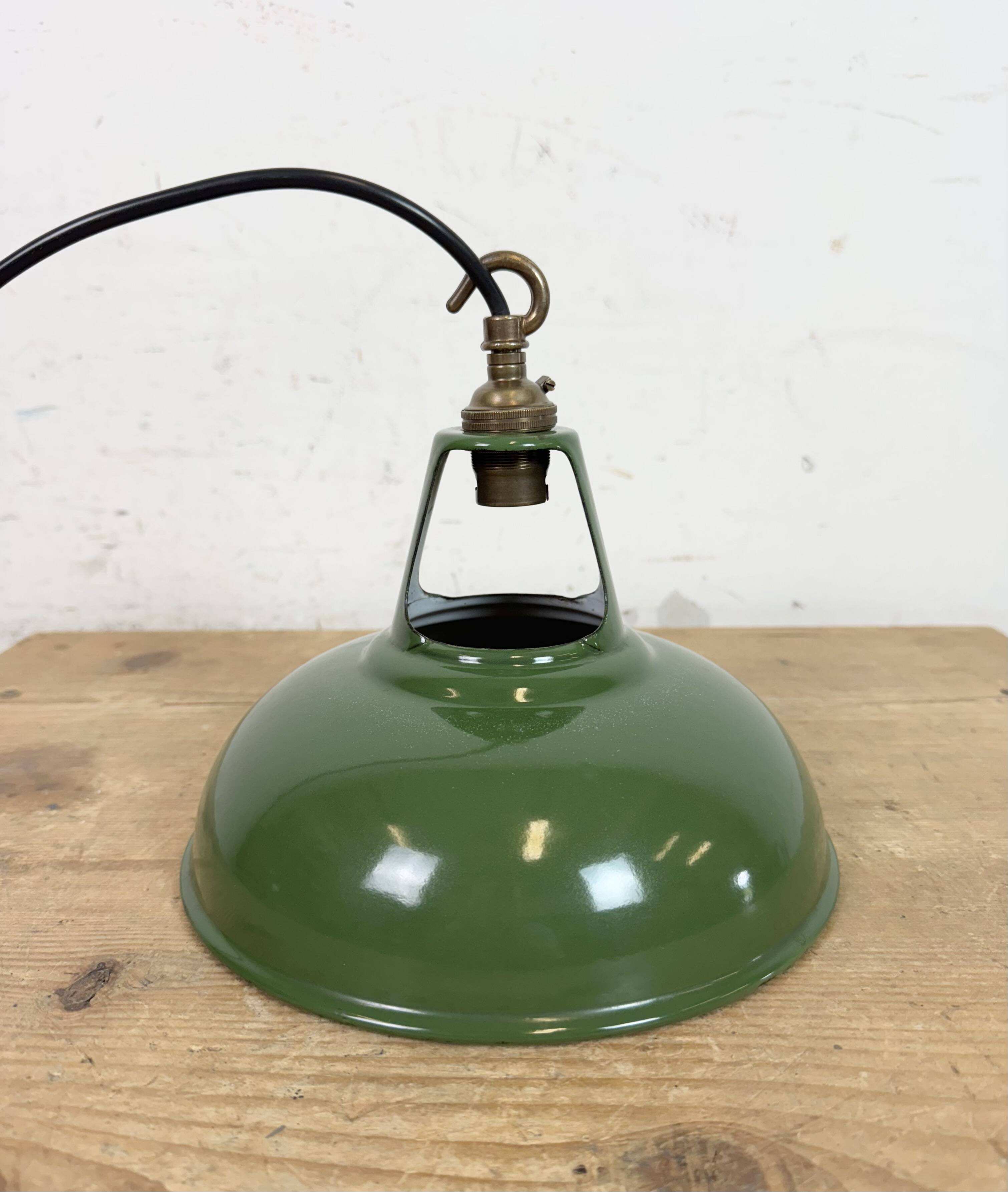 Suspension industrielle en émail vert de Coolicon, années 1950